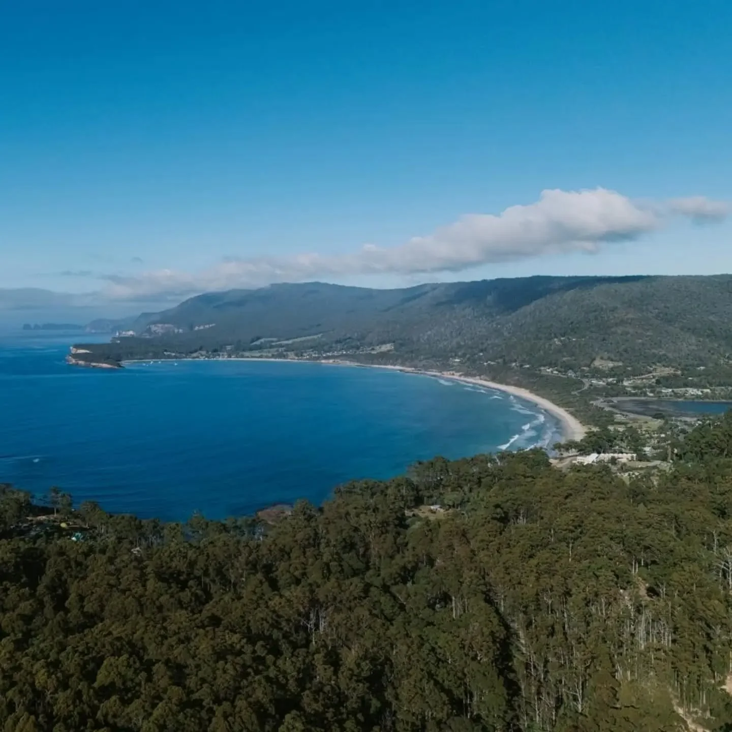 A birds eye view of Eaglehawk neck and surrounds. 

#wayfarershack 
#eaglehawkneck 
#tasmanian_shacklife 
#piratesbay 
#tasmania