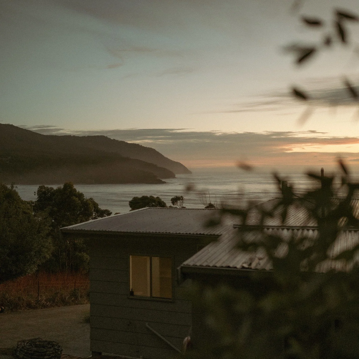 Christmas in July special, Midweek magic, long weekend plans, or a spontaneous getaway &mdash; whatever your vibe, stay an extra night on us. This July on existing available dates. Booking link in bio. #wayfarershack #eaglehawkneck #tasmanian_shackli