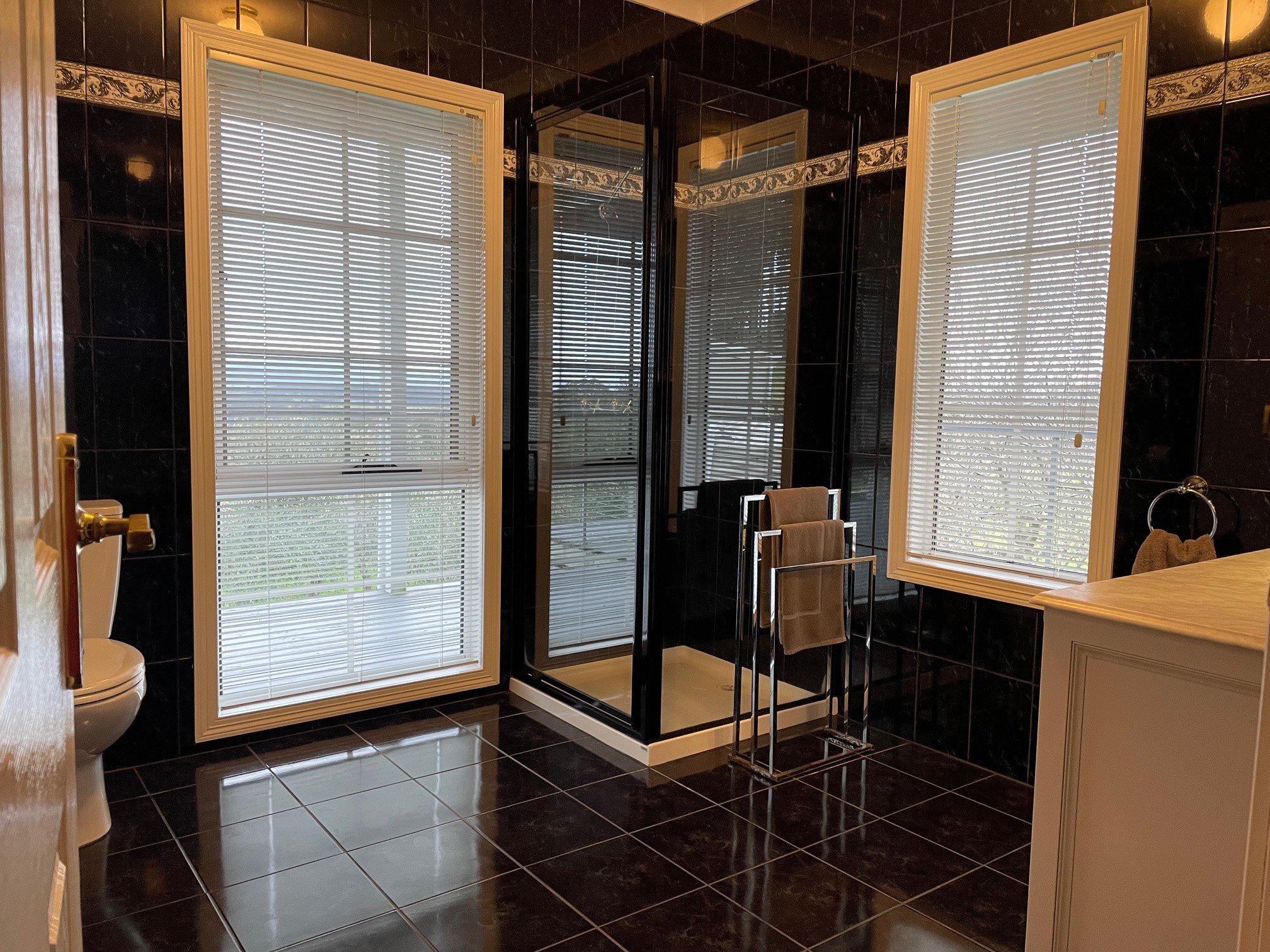 Ensuite bathroom2.jpg