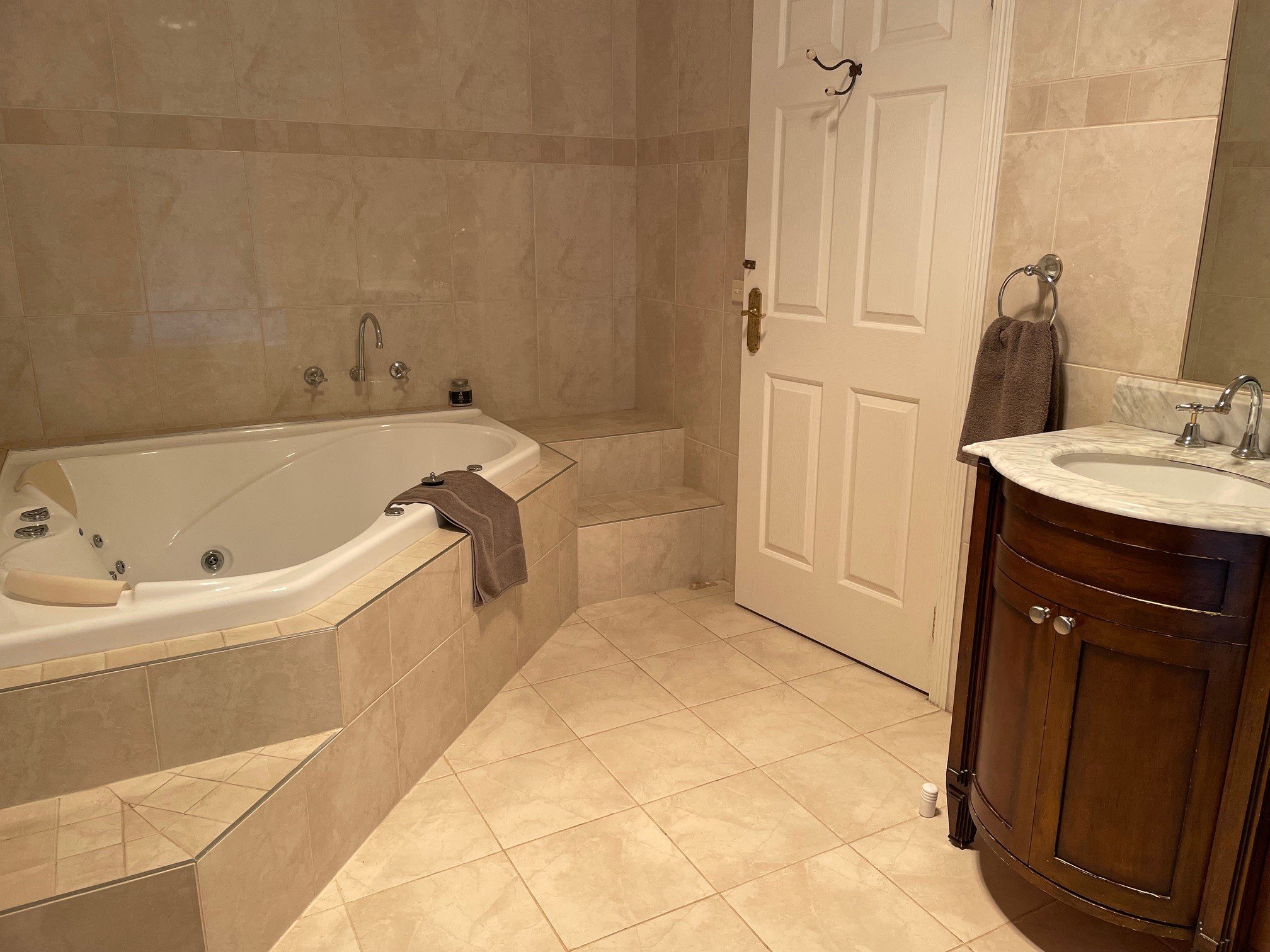 Main bathroom.jpg