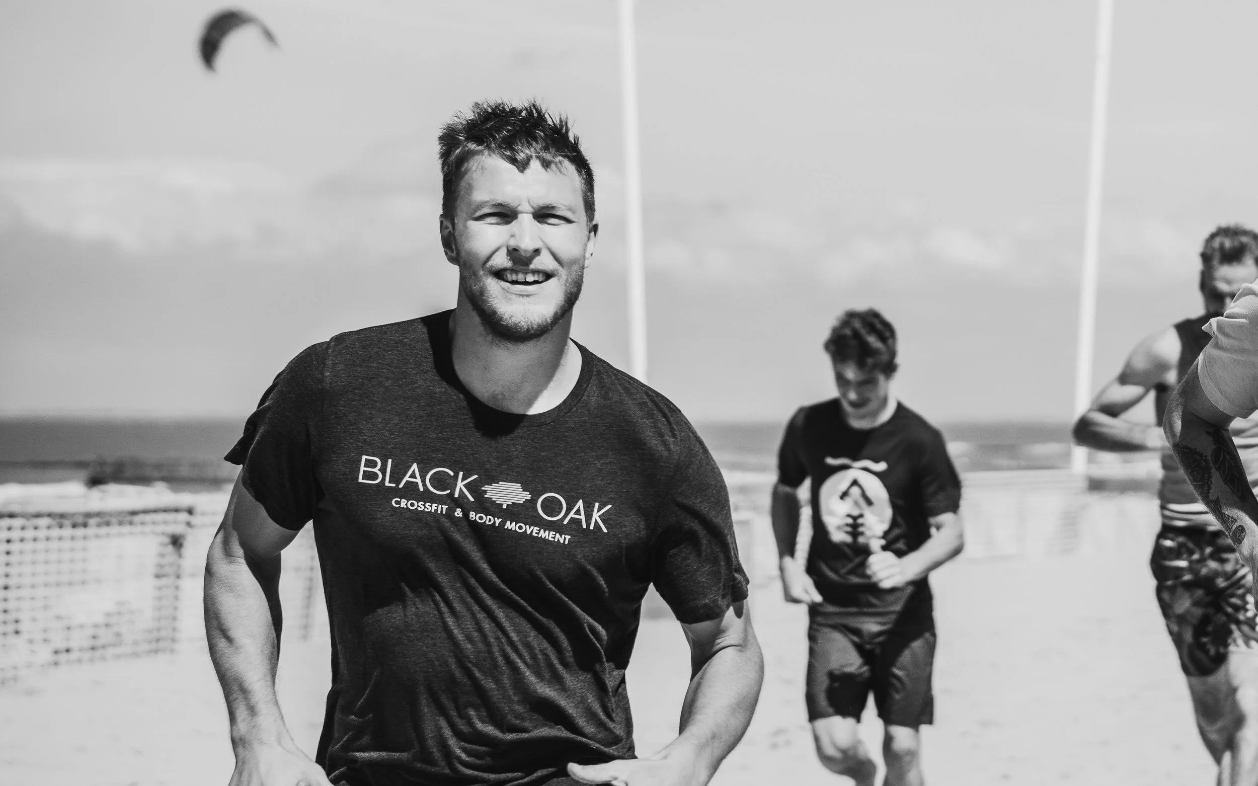 Eigenaar Brent Raeymaekers van Black Oak CrossFit Turnhout geeft een duim omhoog tijdens een outdoor workout.