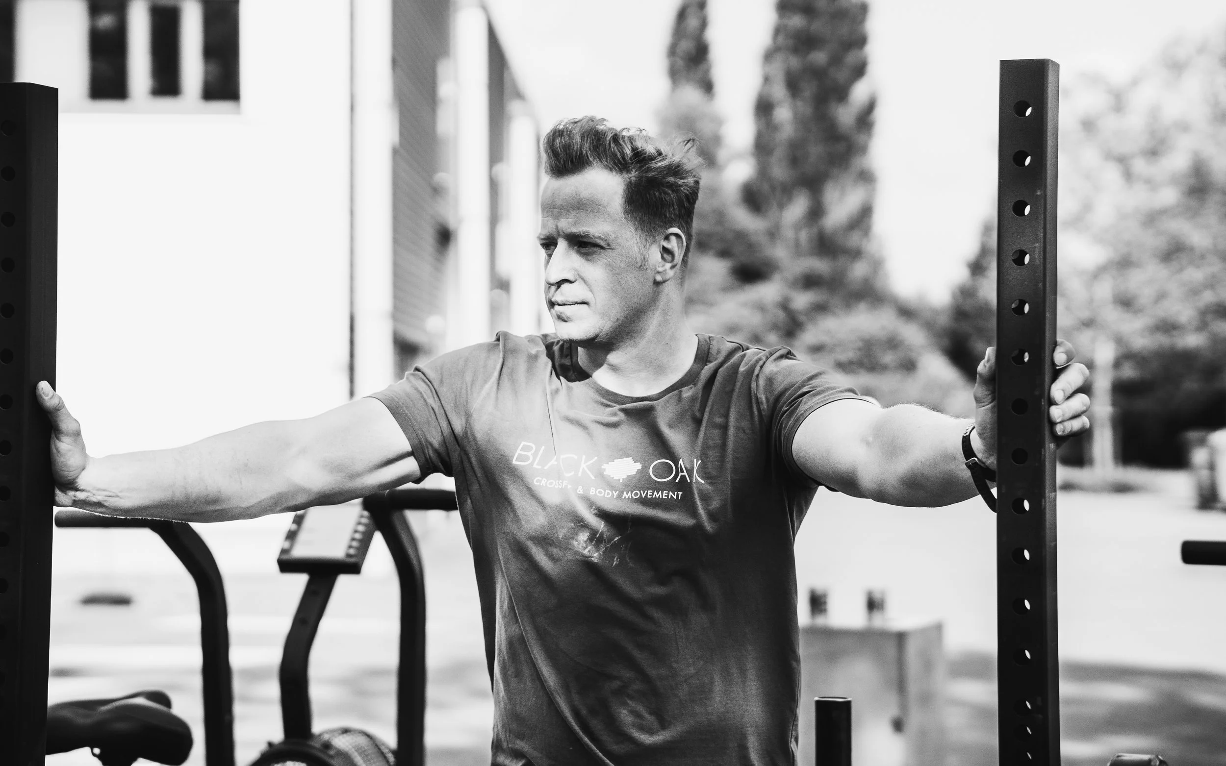 Coach Bas Mattheussen van Black Oak CrossFit Turnhout tijdens een outdoor training sessie bij het rig.