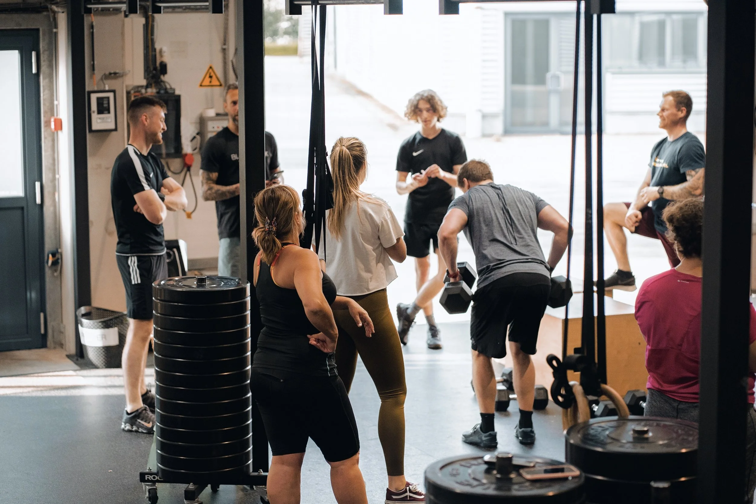 Leden van Black Oak Turnhout trainen samen in een motiverende groepsomgeving tijdens een 30-minuten Sweat sessie.