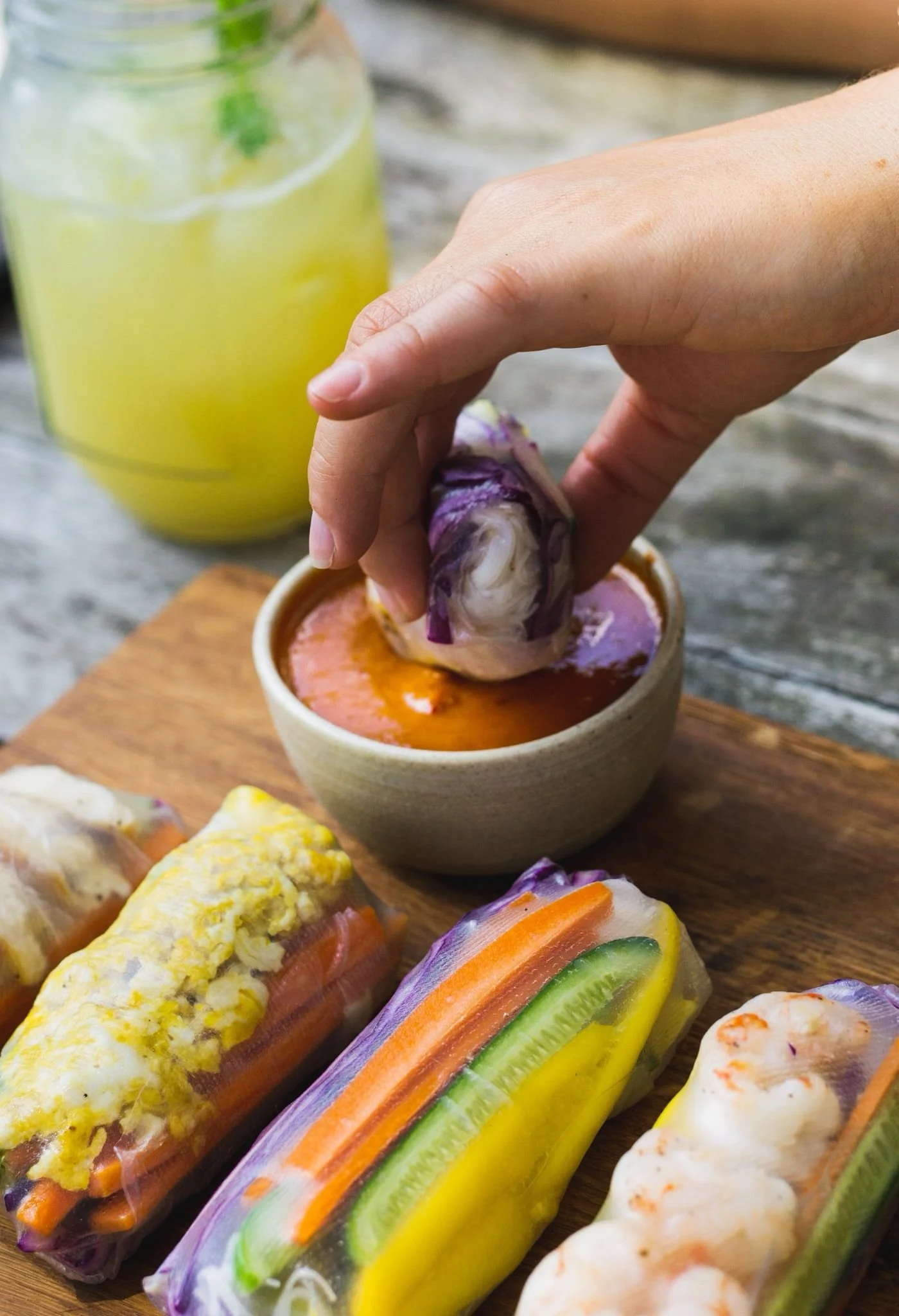 Verse en kleurrijke spring rolls met dipsaus als voorbeeld van gezonde voeding bij Black Oak CrossFit Turnhout.