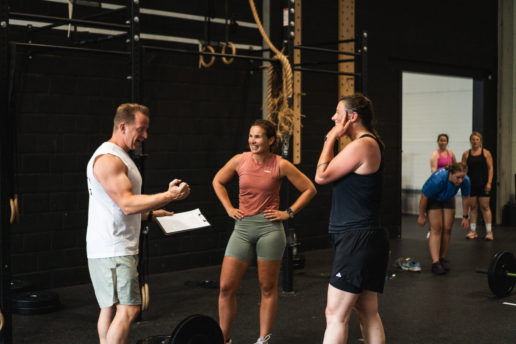 CrossFit coach bij Black Oak Turnhout geeft instructies aan leden voor de start van een groepsles.