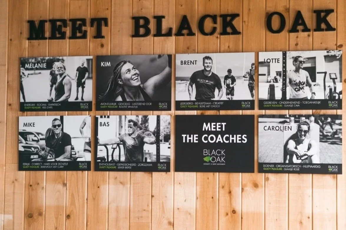 Bordjes van de coaches in de locatie van Black Oak CrossFit