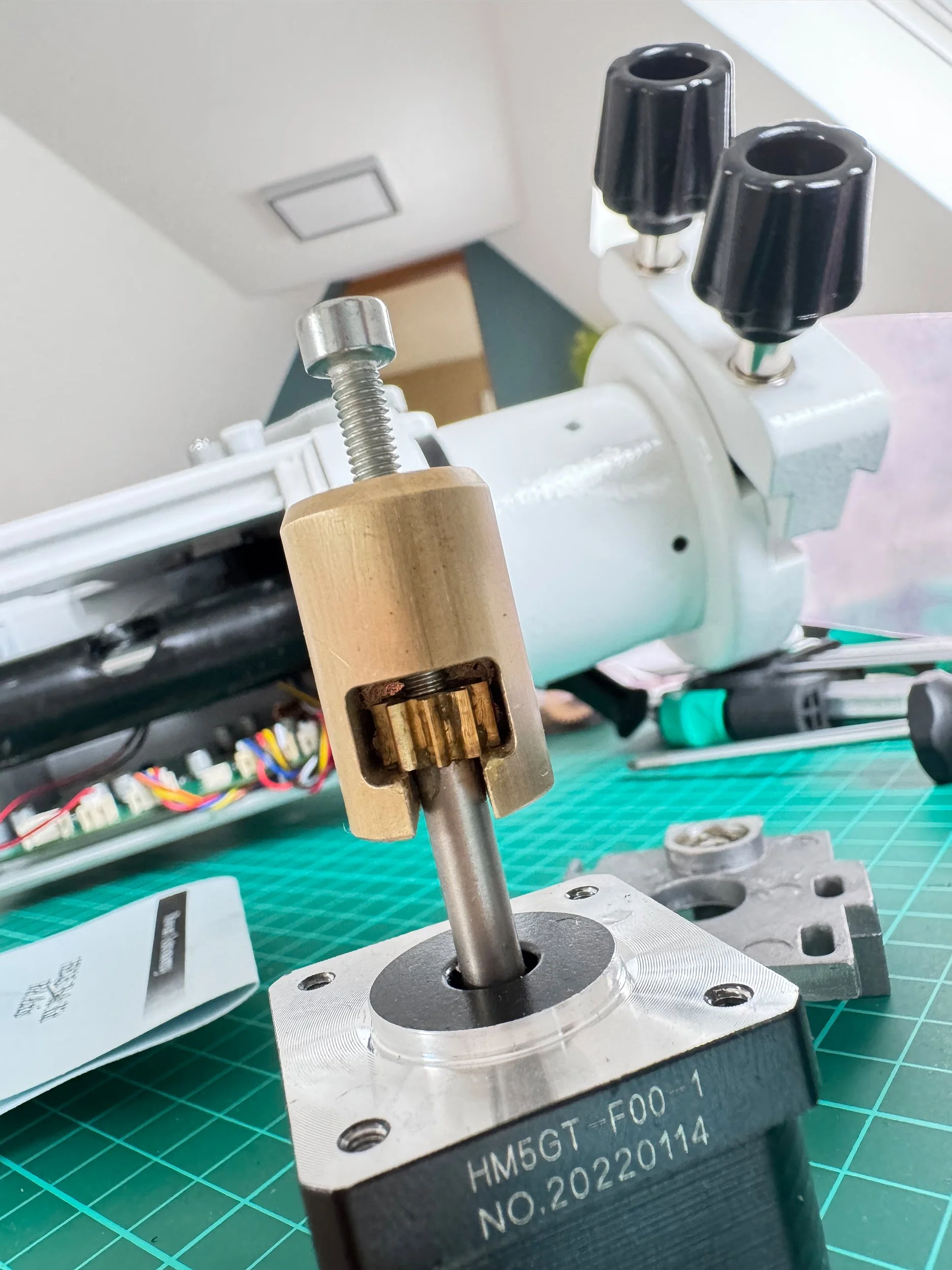 Schrittmotor der Skywatcher HEQ 5 Pro mit aufgesetztem Eigenbau Zahnrad Abzieher