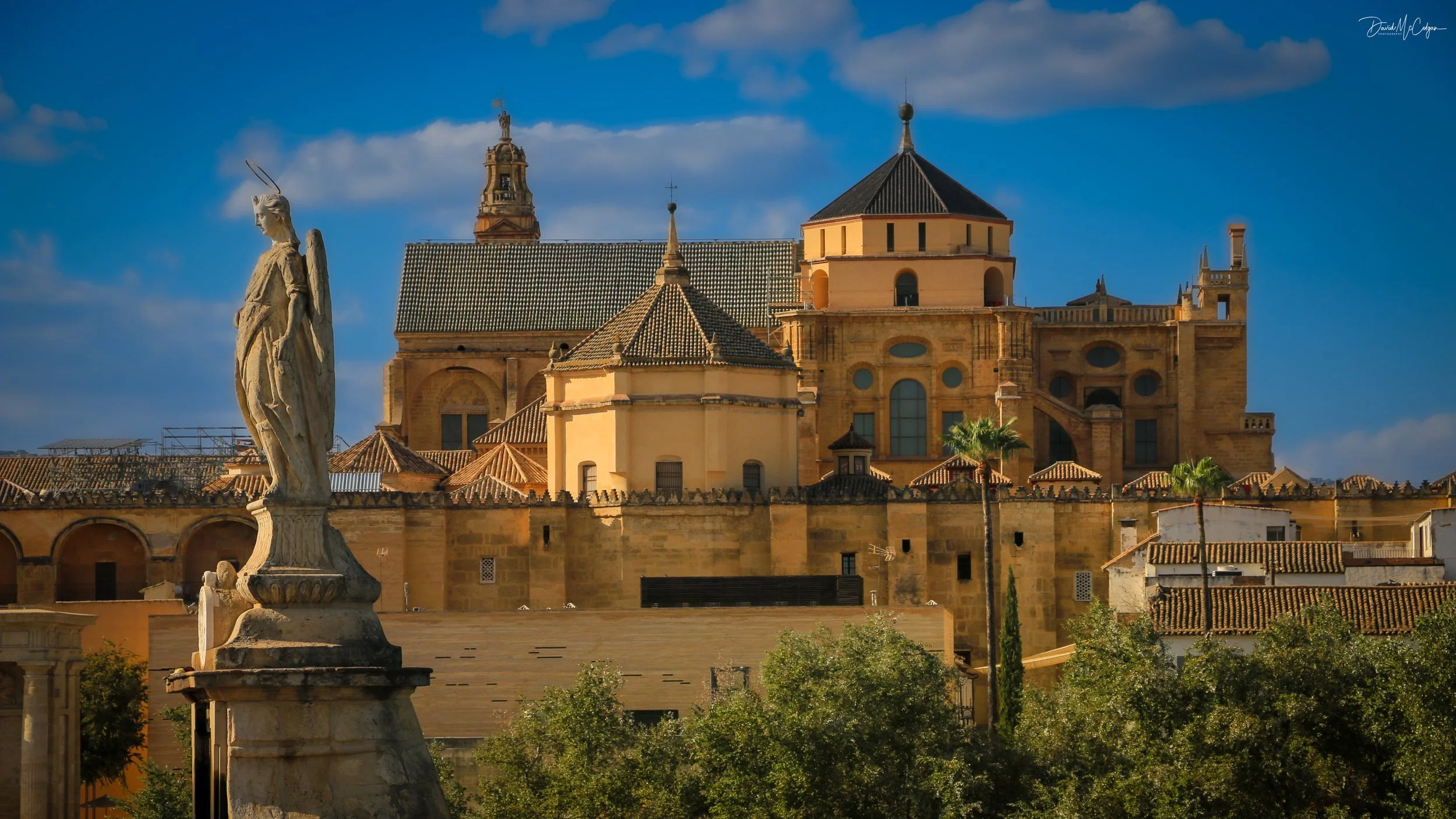 Estatua de San Miguel Arcángel & Mezquita