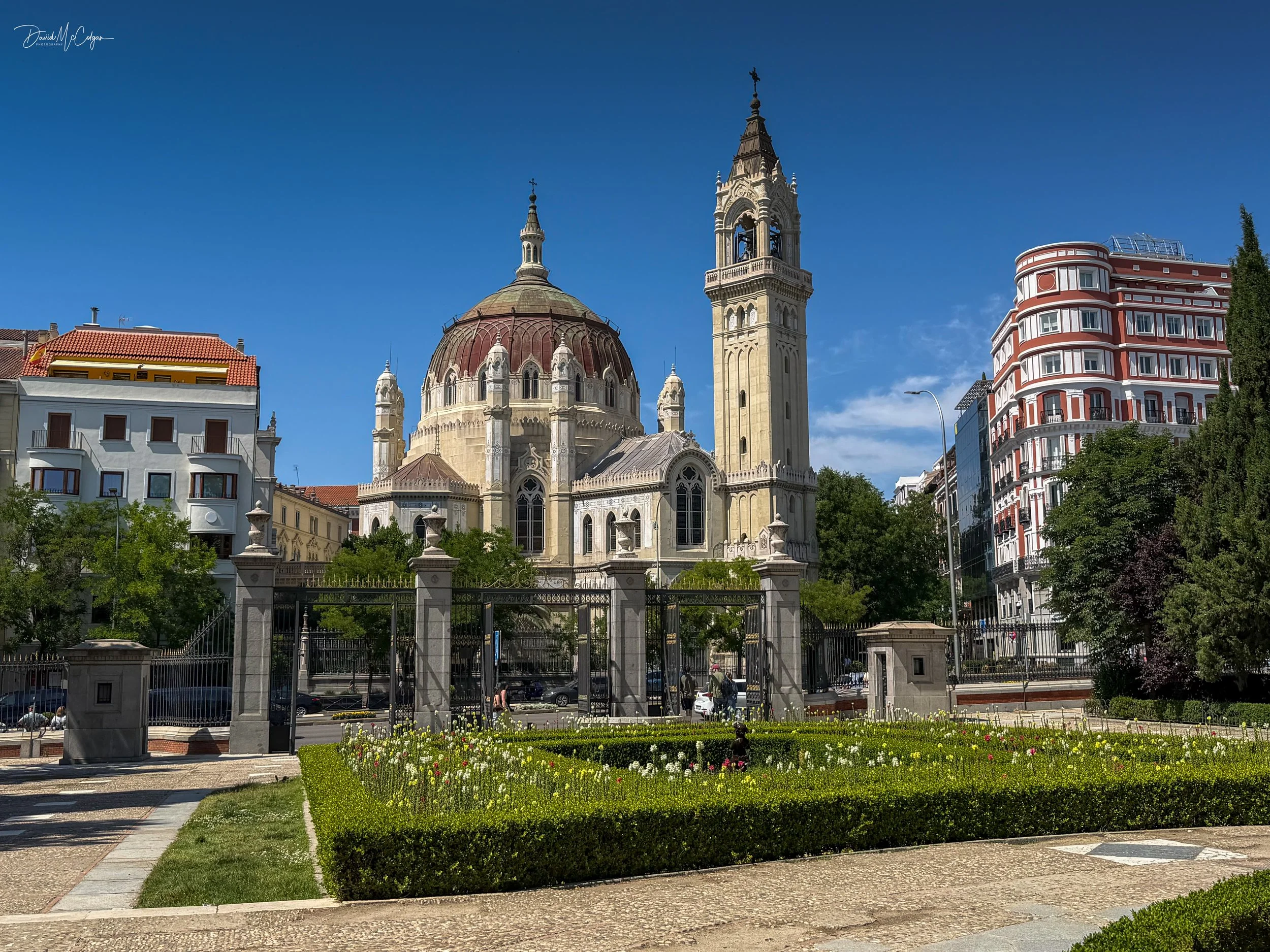 Iglesia de San Manuel y San Benito, Calle Alcalá