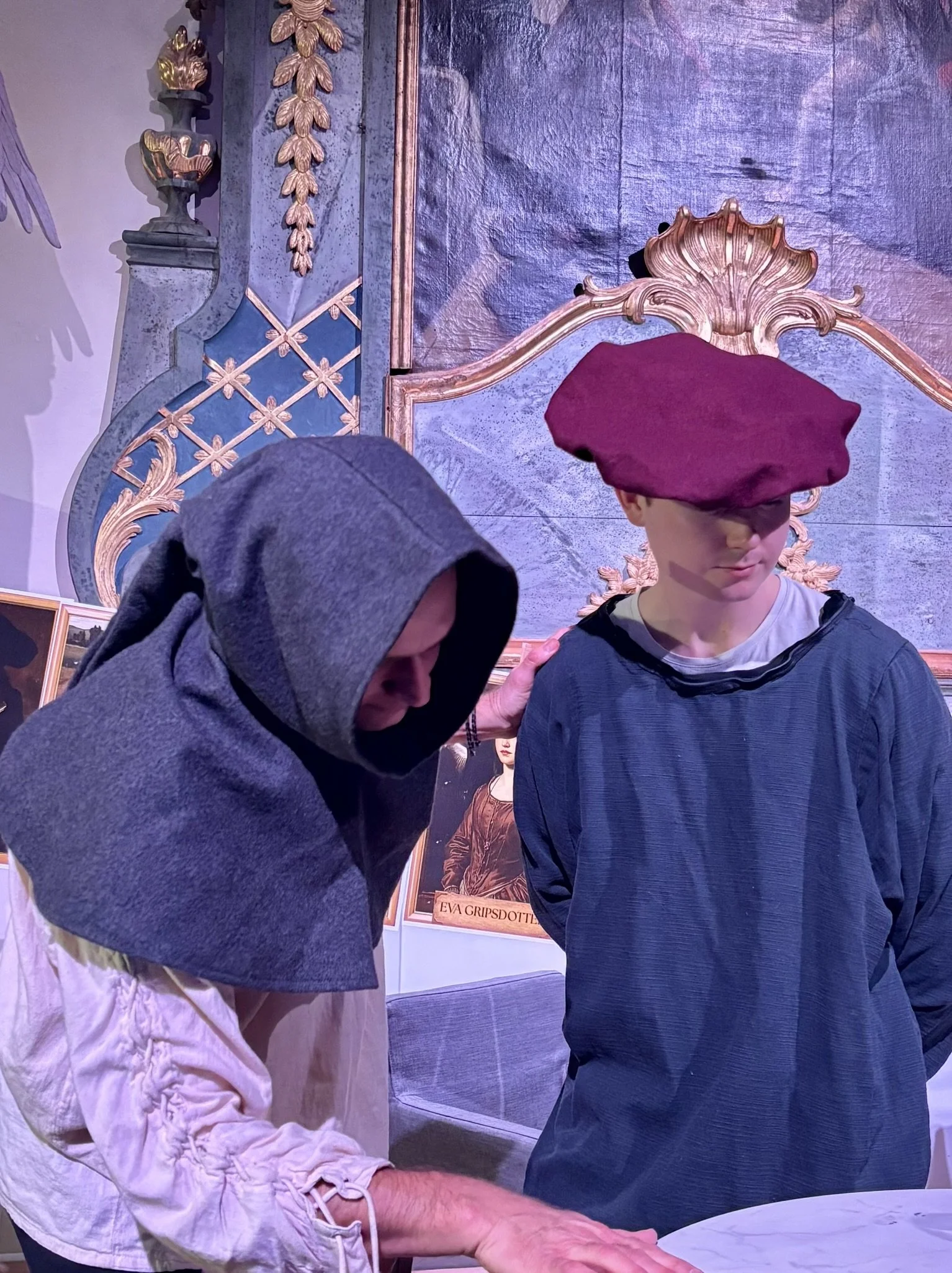 Premiären för en interaktiv mordgåta på Historiska museet: Ormens hjärta. Foto: Josefine Danell Karlberg. Spelledare August Danell Karlberg och Anders Danell.