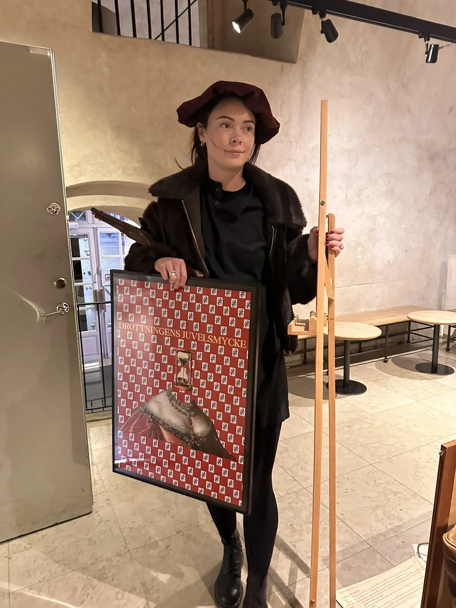 Interaktiv mordgåta på Livrustkammaren: Drottningens juvelsmycke Anders Danell. Spelledare Filippa Danell Karlberg.