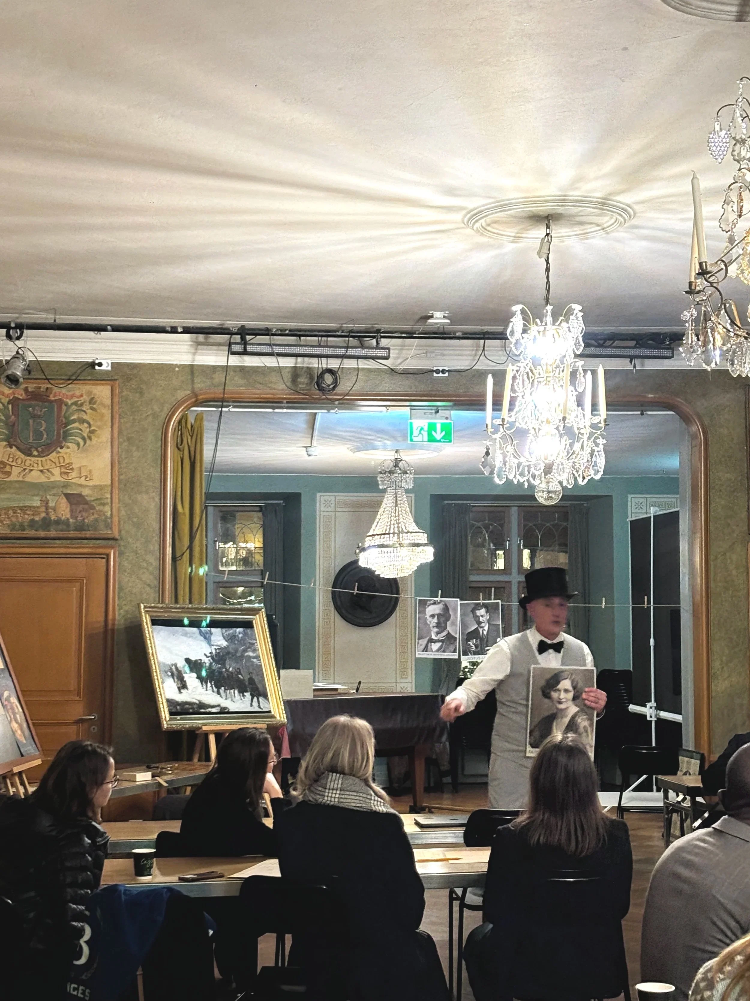 En interaktiv mordgåta på Västgöta nation: Tecken från andra sidan. Foto: Josefine Danell Karlberg. Spelledare Anders Danell.