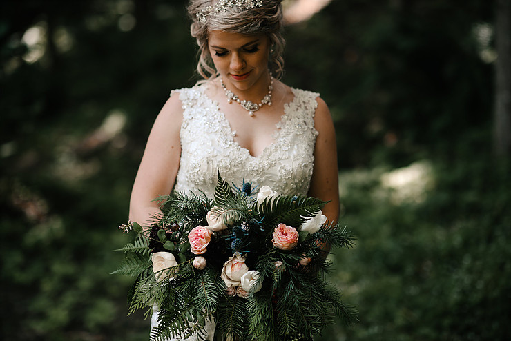 bride+and+flowers.png