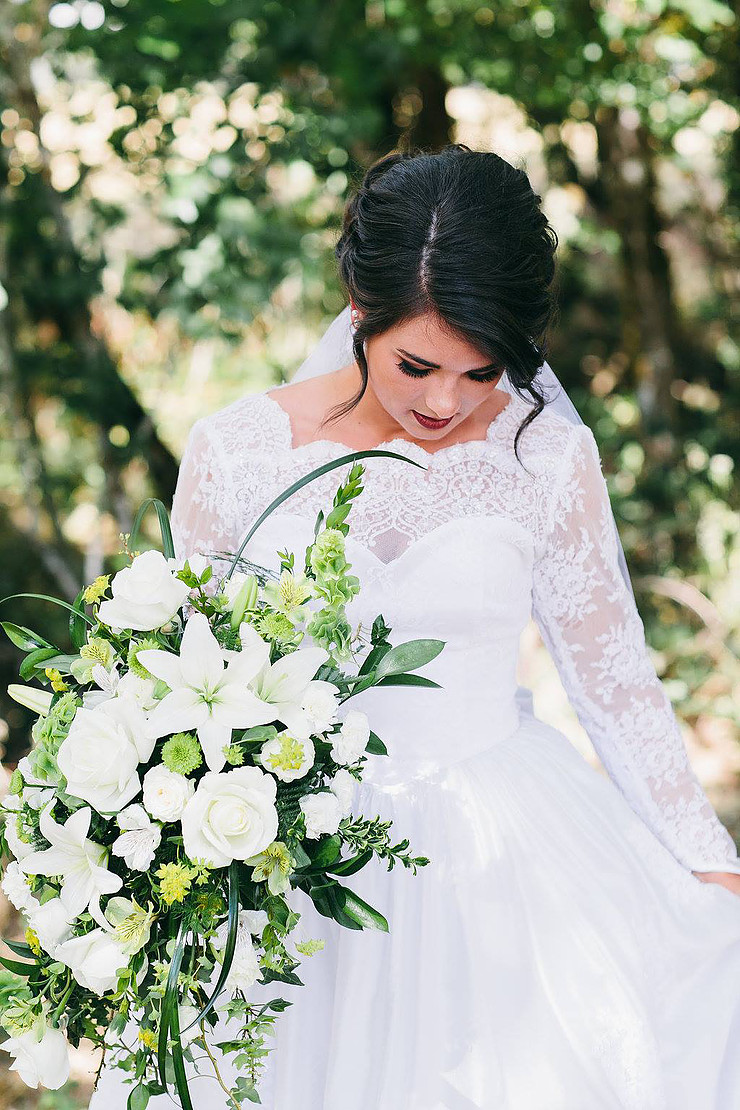 wedding+dress+and+bouquet.png