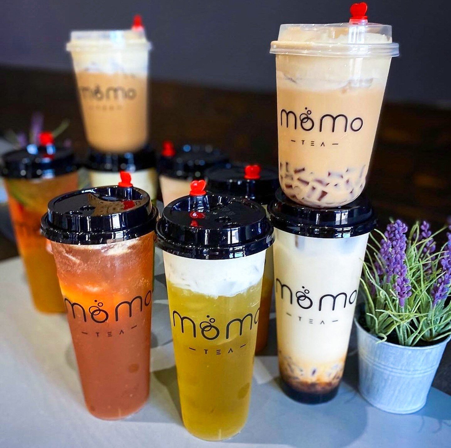 If you're in need of a tasty refreshment, MoMo Tea is the answer! We've got a huge variety of bubble teas that'll hit the spot, no matter what your taste buds are in the mood for 😋 Pair your drink with a bubble waffle or mochi donut for your perfect