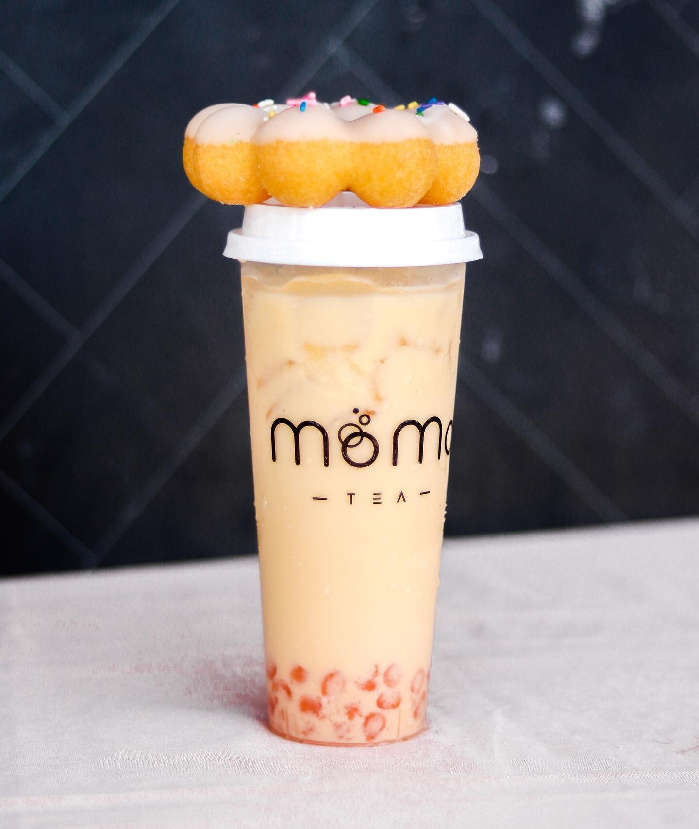 Mochi x MoMo 😋 Come enjoy a refreshing tea and a mochi donut with your besties! #SundayFunday

🕑 Open 11-7PM daily; we are closed on Tuesday&rsquo;s
&bull;
&bull;
&bull;
&bull;
#momotea #momoteabr #fruittea #milktea #batonrougefoodies #batonrougete
