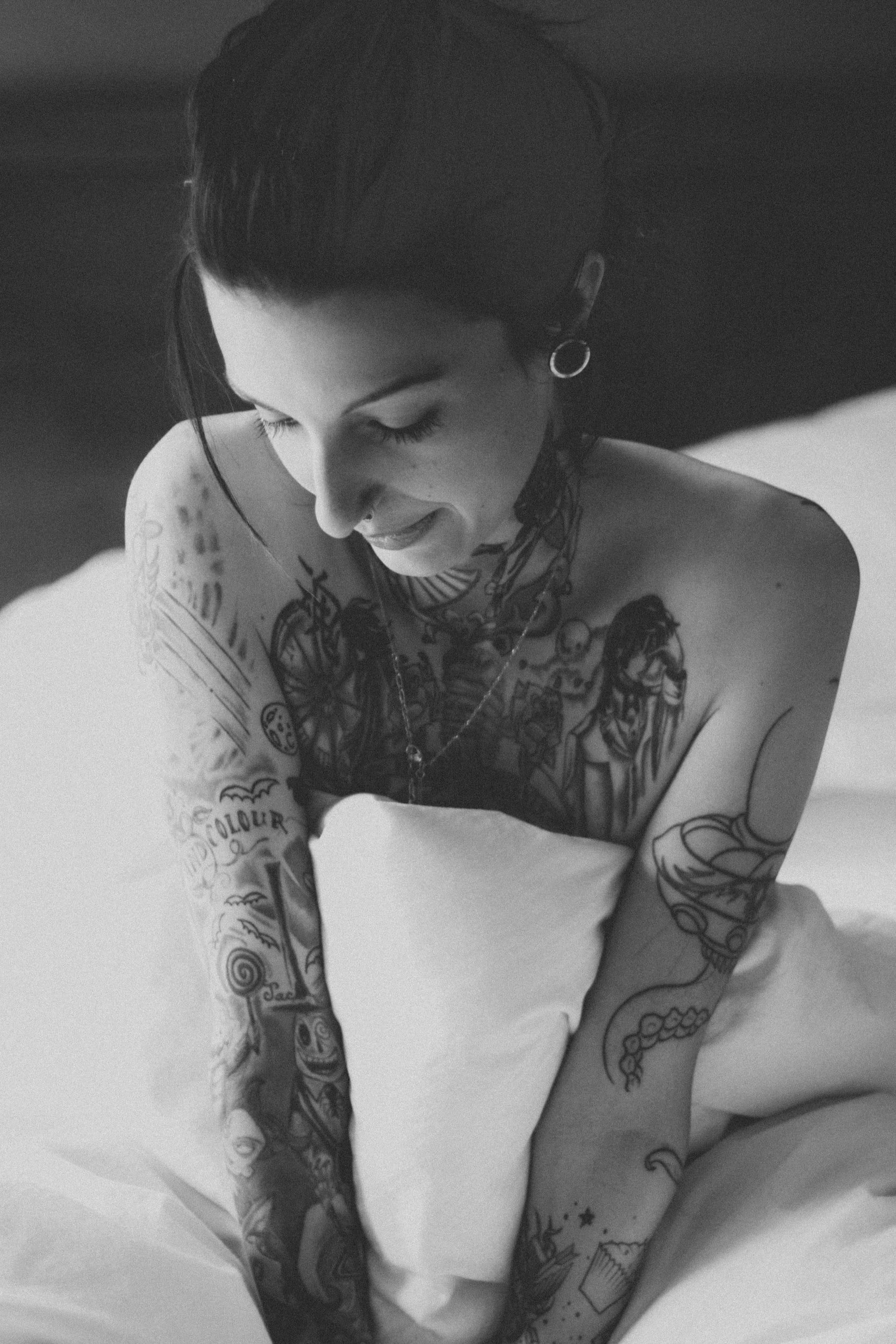 Women with Ink  Beautiful flower tattoos White flower tattoos Flower  thigh tattoos