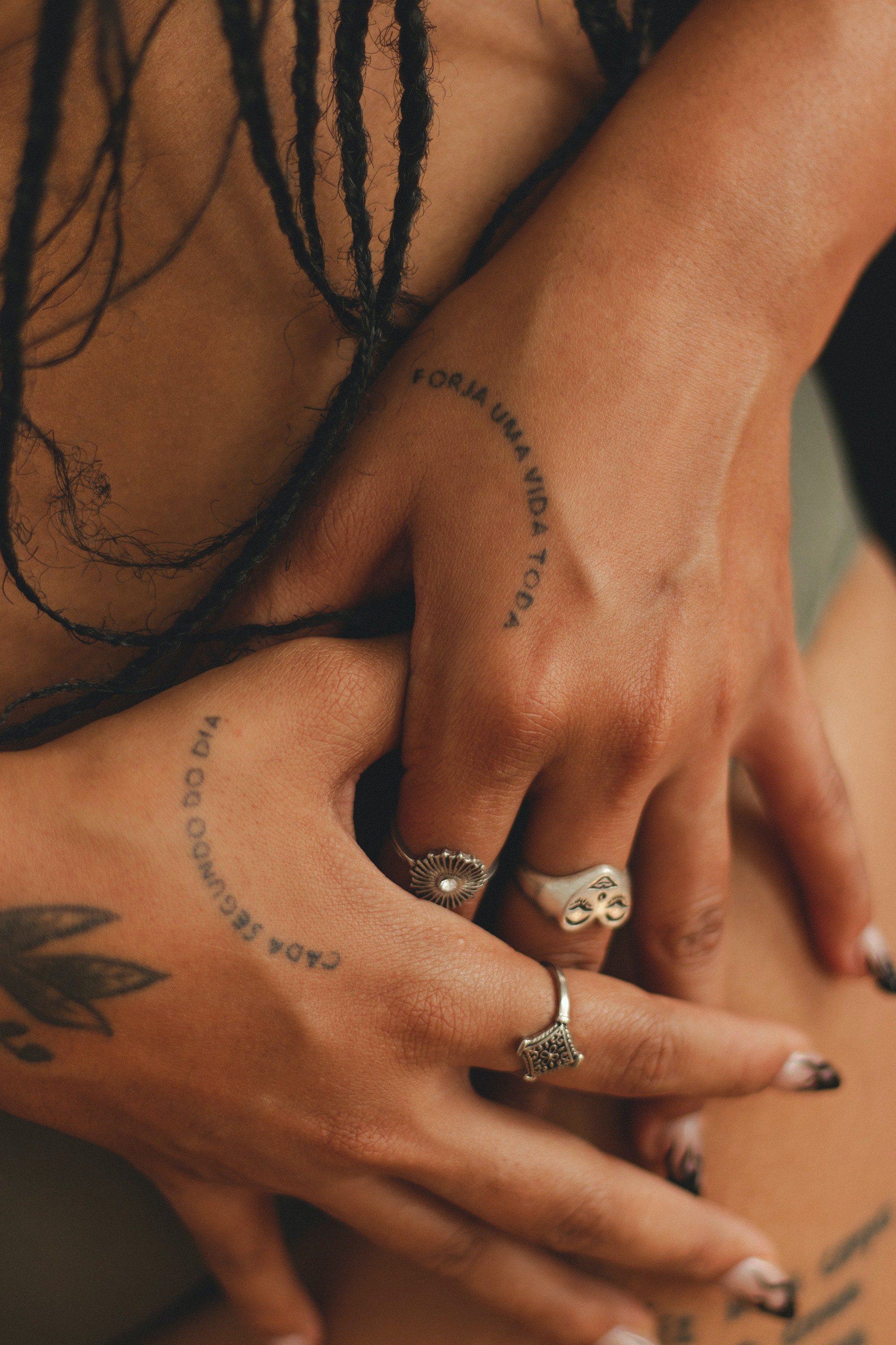 The man's hand in tattoos and jewelry embraces a girl's waist. 11530792  Stock Photo at Vecteezy