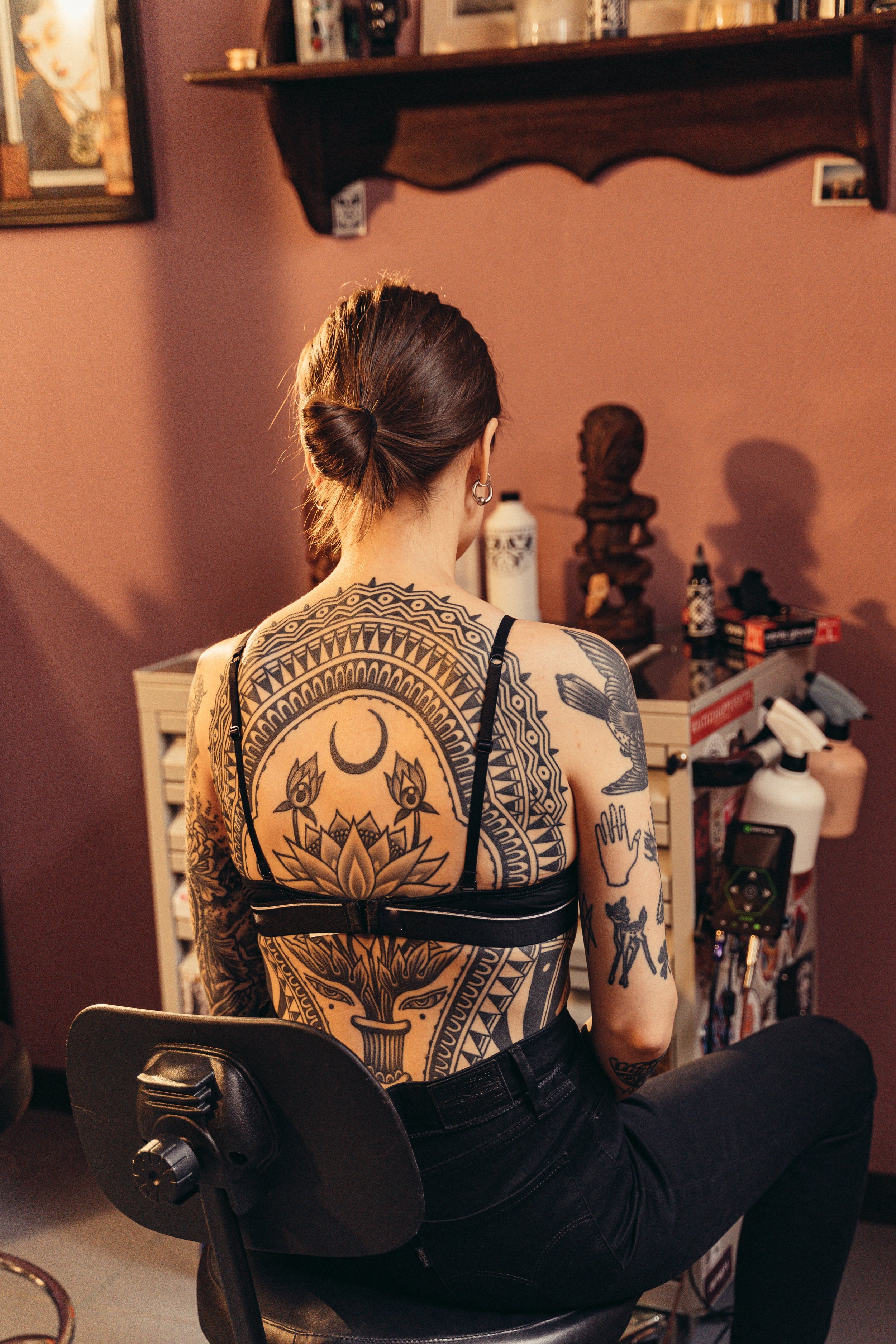 Tattoo artist in studio preparing  lifestyle beauty  Stock Photo   177767824
