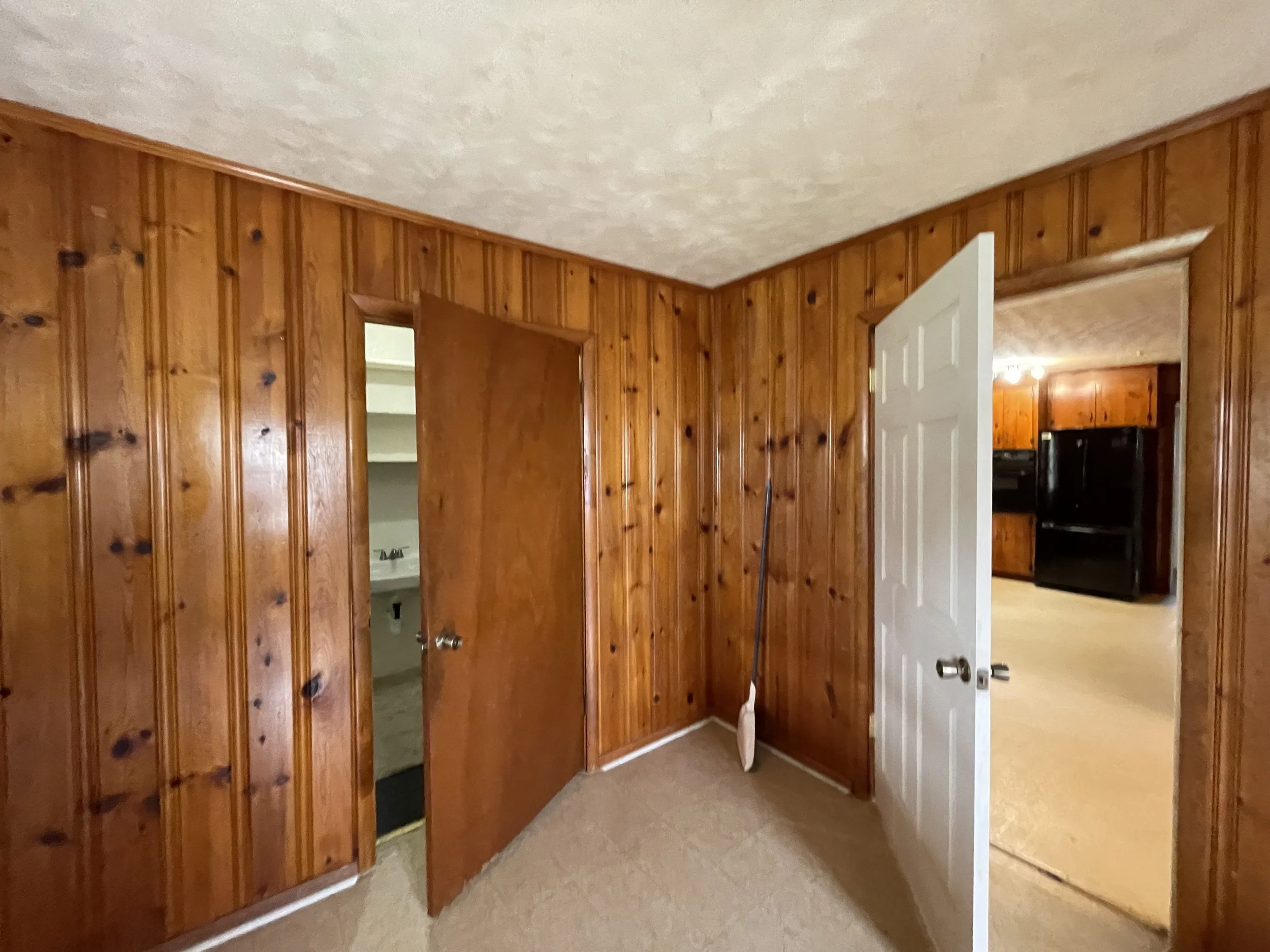 dale master with kitchen view.jpg