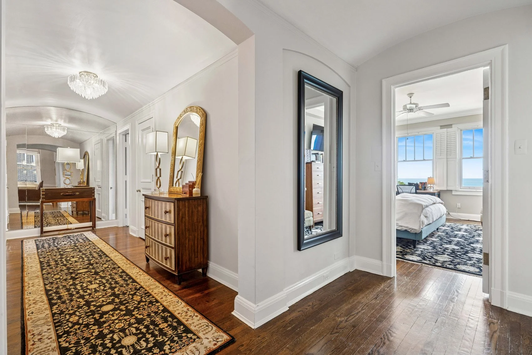 18_1448NLakeShoreDr_5A_6_Hallway_HiRes.jpg
