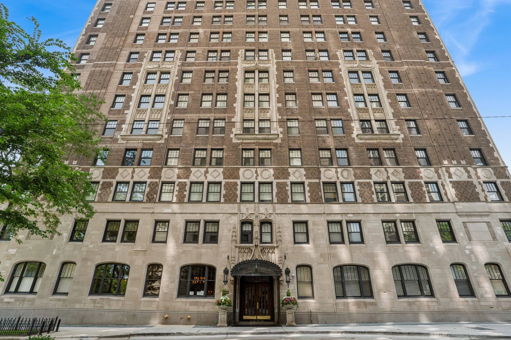 04_1448NLakeShoreDr_5A_300_FrontView_HiRes.jpg