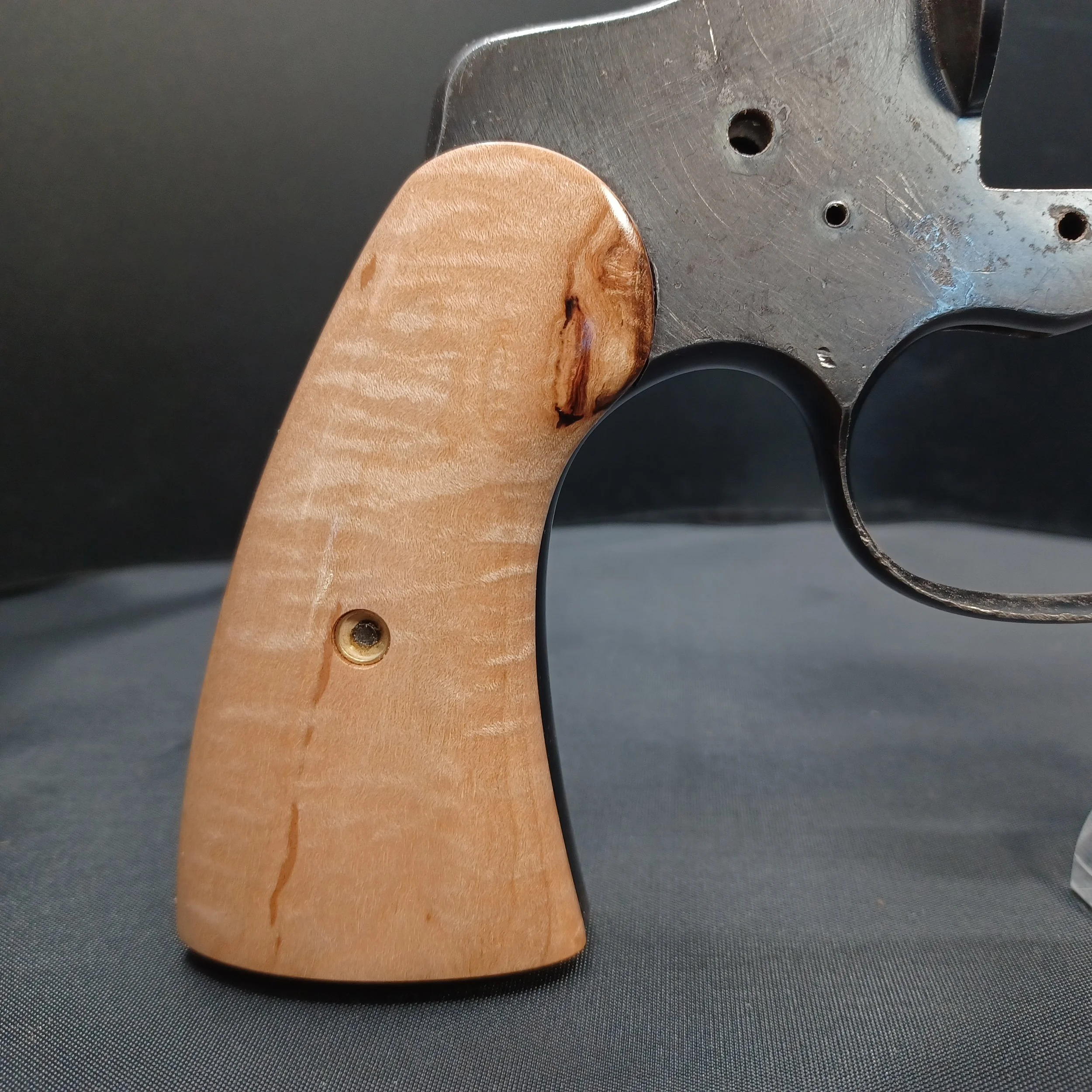 Colt 1909 / 1917 Military New Service, Curly Maple