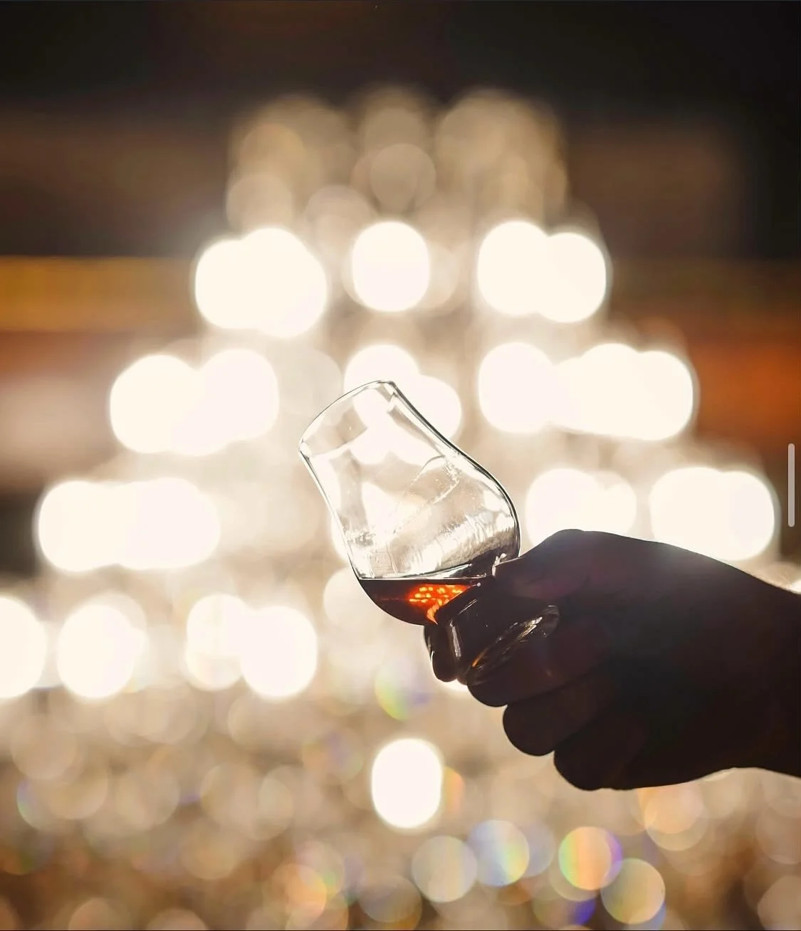 Brisbane whisky fans - if you’re keen for an Amber Lane dram this weekend, look no further than @savilerowfortitudevalley 🥃 
Our whisky is proudly stocked at this premier whisky bar - step behind the orange door & into this old-world gem