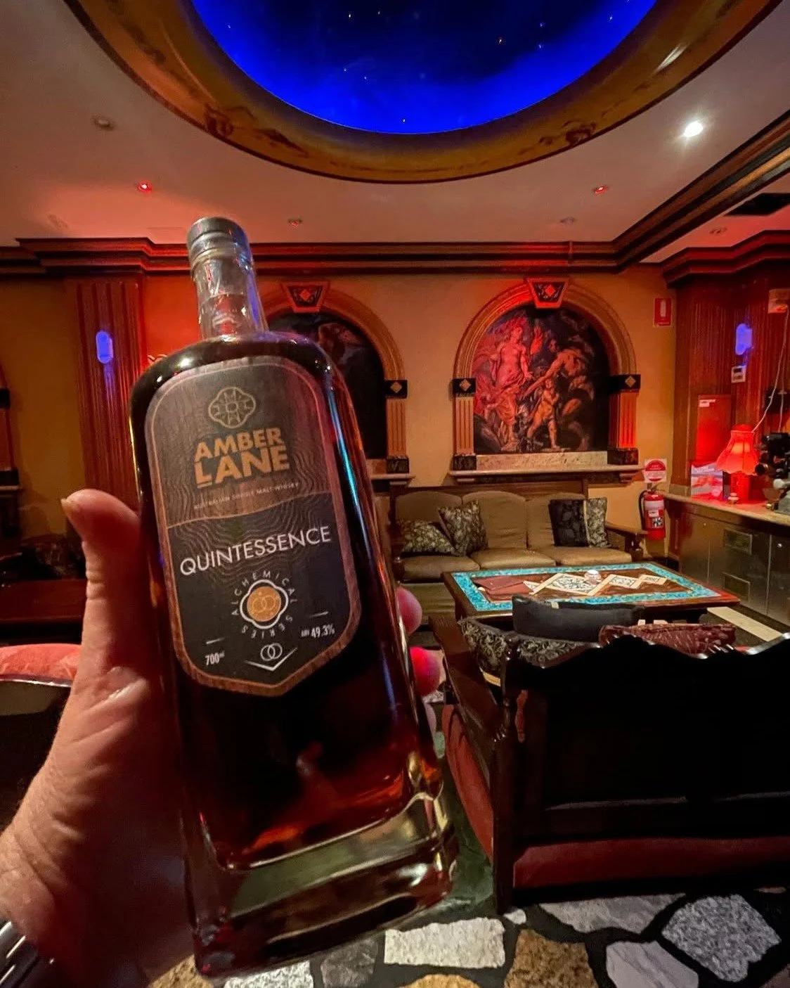 Here's cheers to the festive season...

Our Quintessence expression spotted at @bartotoettalong - just ready to be enjoyed between friends!

📸 @whiskyography