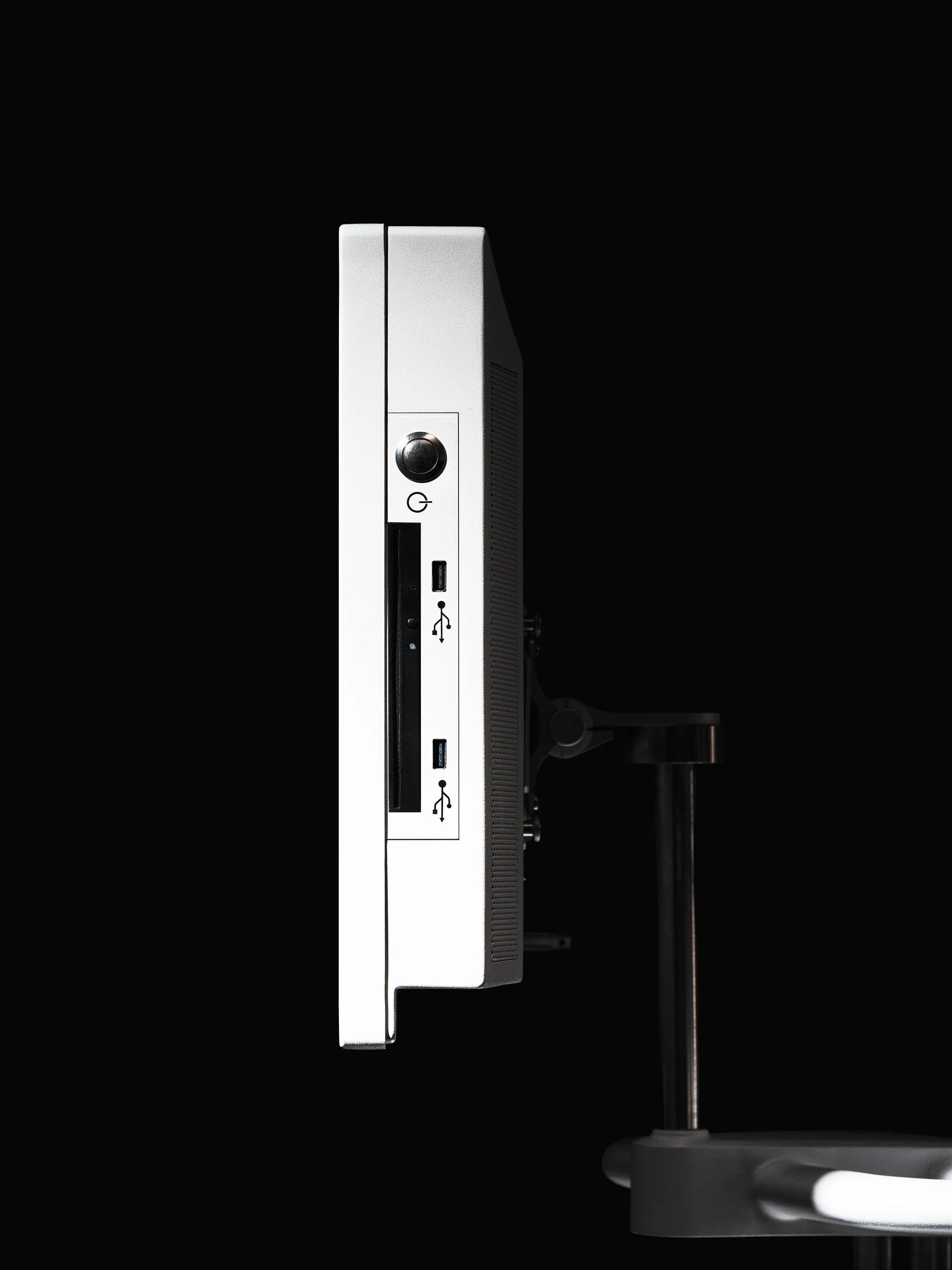 Acsist_Retouched_Hand-holding-catheter-connected-HDi_Shot05_0583 1.jpg