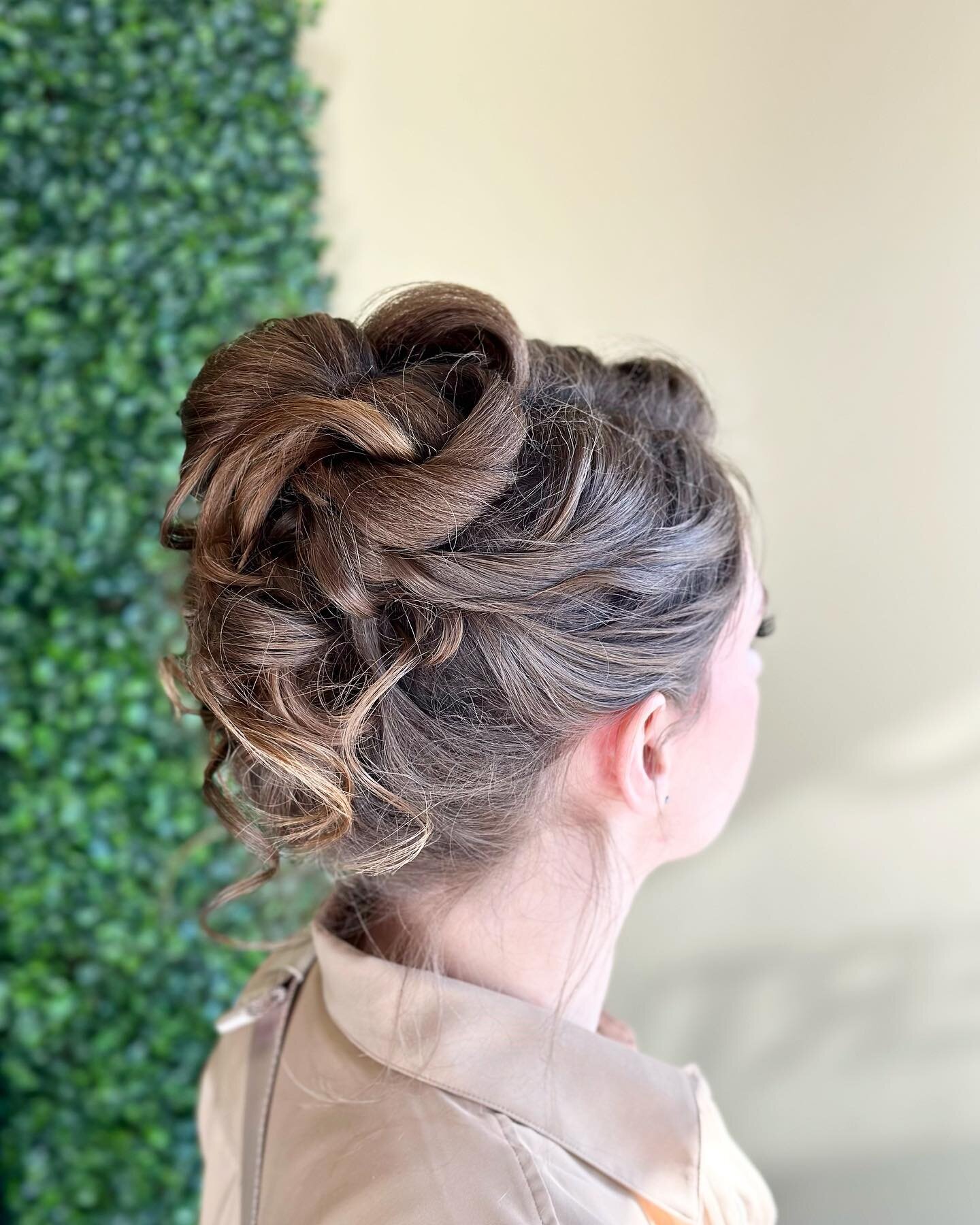 &ldquo;How long/dense does my hair need to be for a full, romantic bun?&rdquo; - 👰🏼&zwj;♀️👰🏻&zwj;♀️👰🏽&zwj;♀️👰🏿&zwj;♀️

THIS is a great question to be answered at your complementary Bridal Meet &amp; Greet where we go over a few things BEFORE 