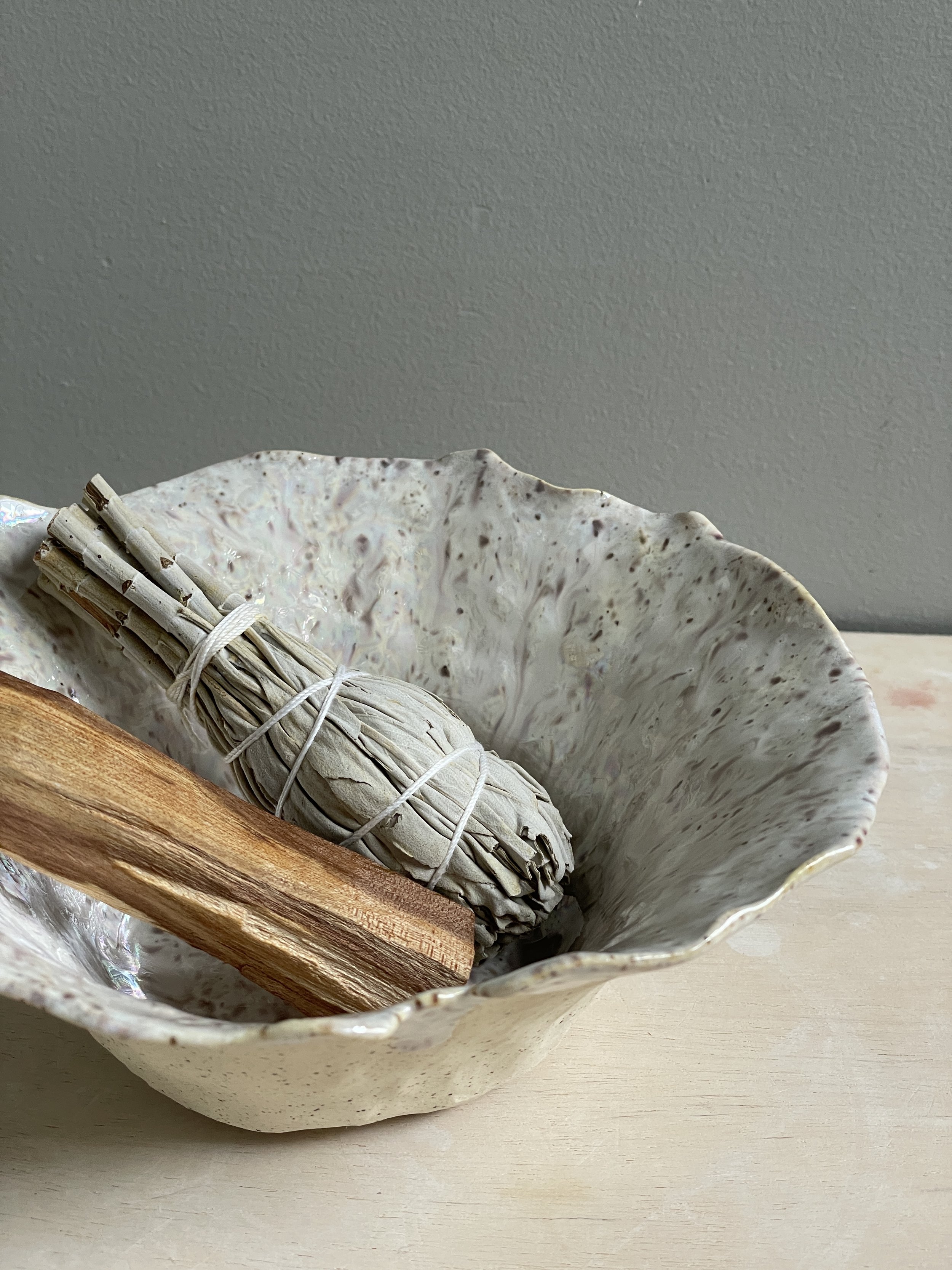 smudge bowl - white speckled iridescent