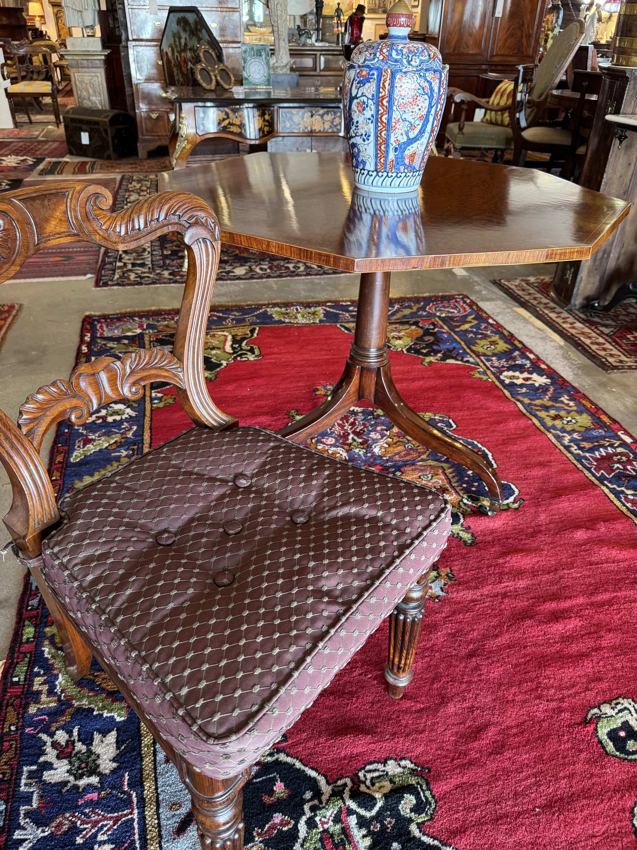 This is a picture of a superb English antique George III period octagonal plum pudding mahogany and rosewood cross banded centre table c1790.