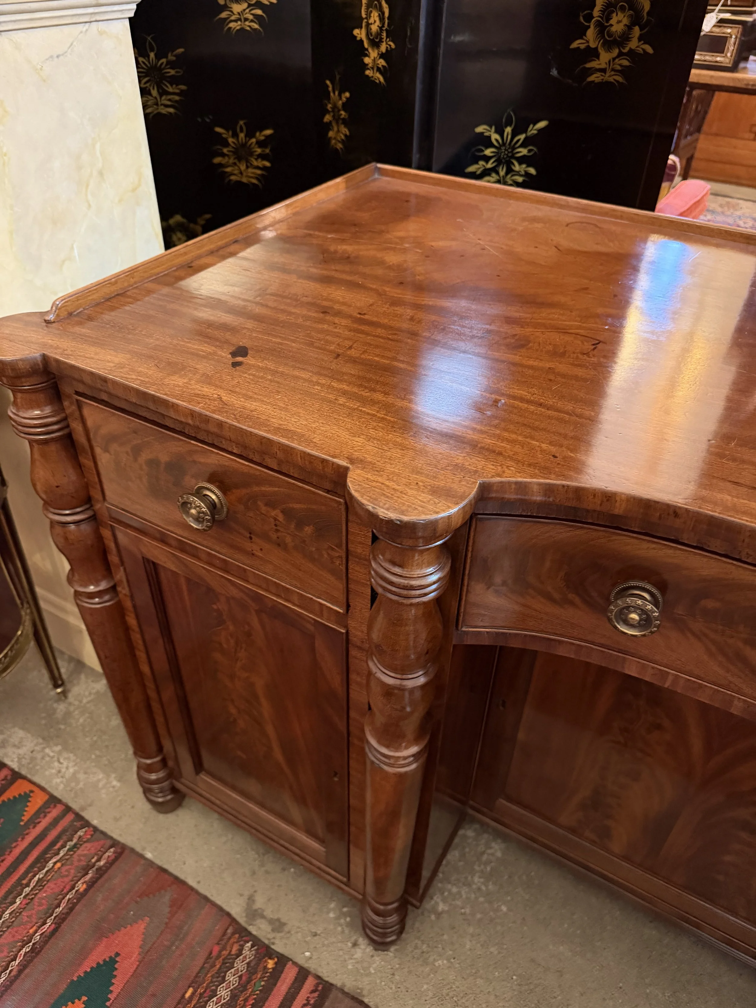 This is a picture of a very handsome George IV period mahogany sideboard attributed to Gillows of London and Lancaster c1825.
