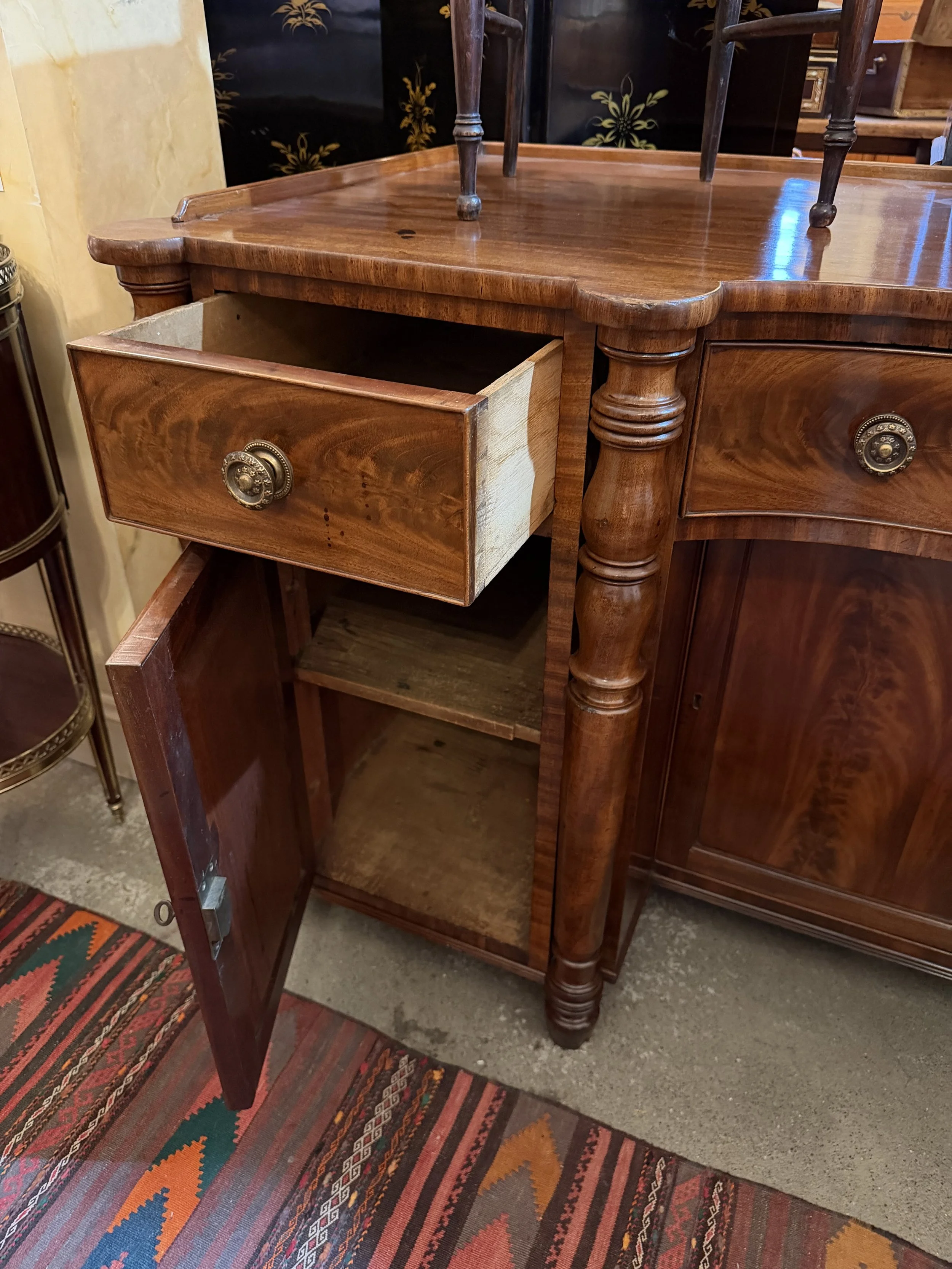 This is a picture of a very handsome George IV period mahogany sideboard attributed to Gillows of London and Lancaster c1825.