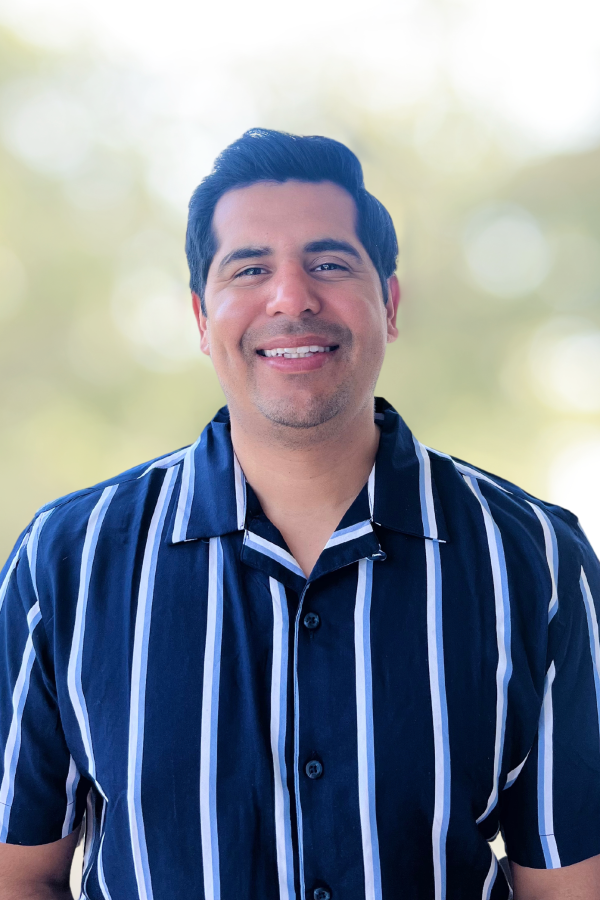 Bilingual therapist Mike Arteaga providing anxiety and relationship therapy in Ventura, California