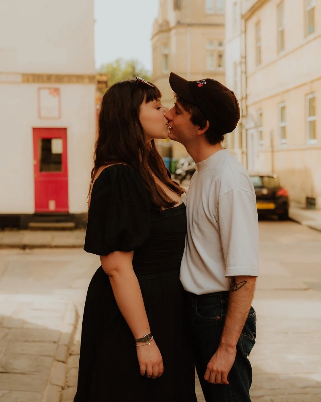 M + F in the streets of Bath, visiting their favourite addresses &amp; capturing this special time between fianc&eacute; and married ✨ 
Coffee, book shop, picnic in the park &amp; vinyls with beautiful dry flowers - a gorgeous morning with the sweete