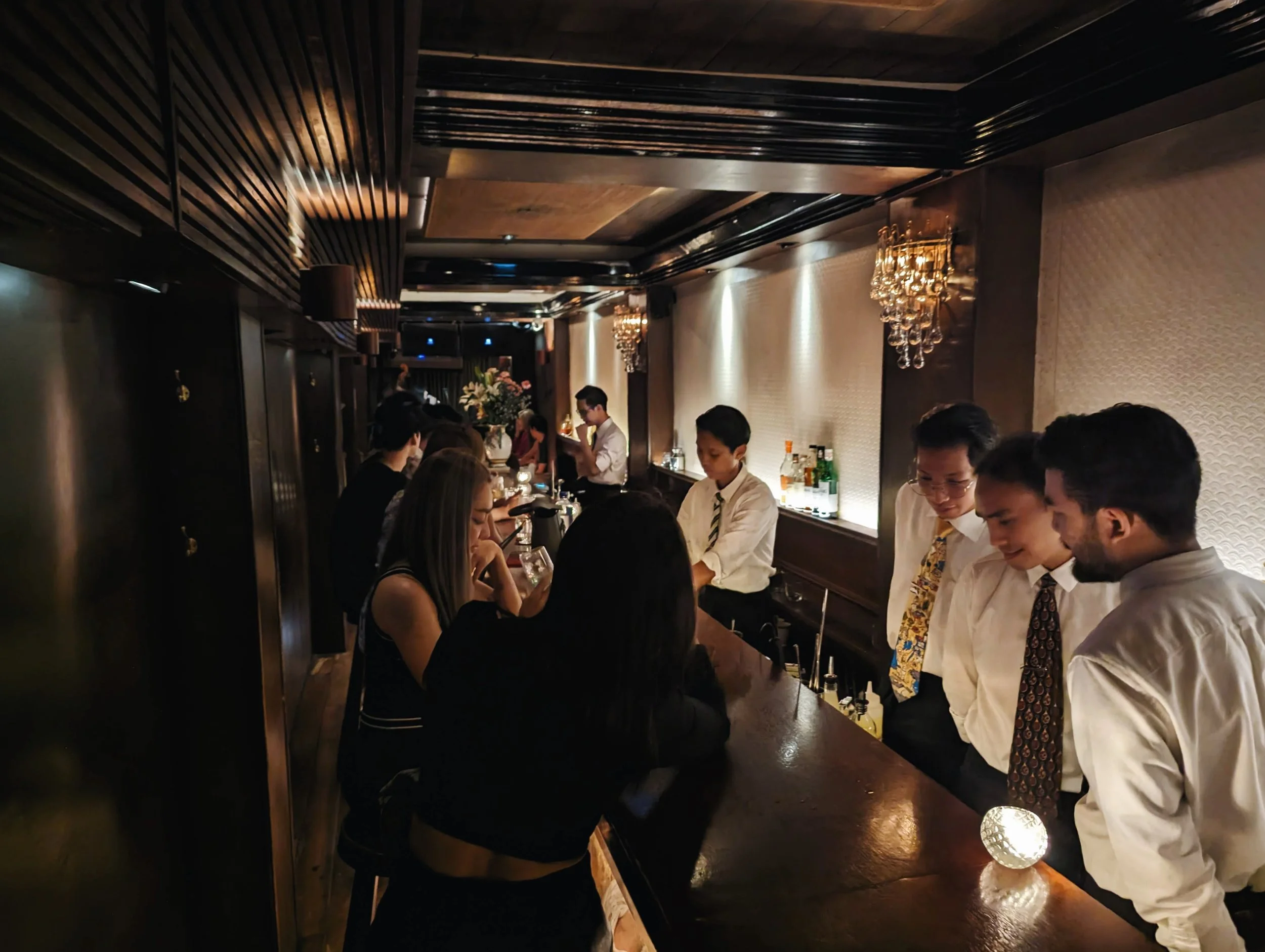 [曼谷酒吧] Alonetogether Bar｜隱身巷弄的復古爵士酒吧｜Asok Bangkok