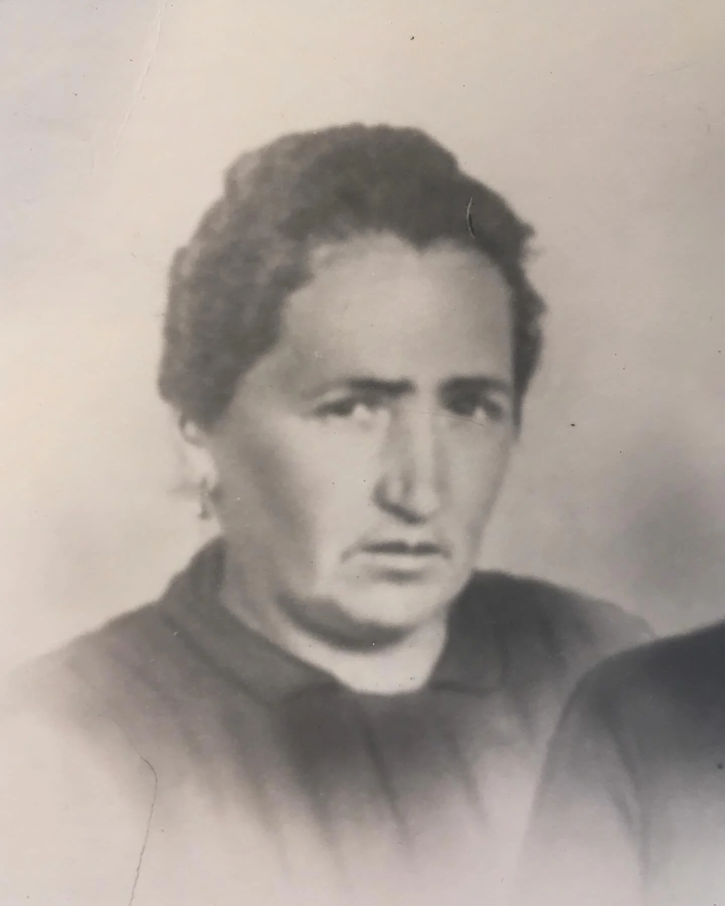 4 g&eacute;n&eacute;rations de femmes dans ma lign&eacute;e maternelle&hellip;

Mon arri&egrave;re grand-m&egrave;re francaise, originaire de prats de mollo s&rsquo;est mari&eacute;e avec mon arri&egrave;re grand-p&egrave;re, espagnol, d&eacute;serte