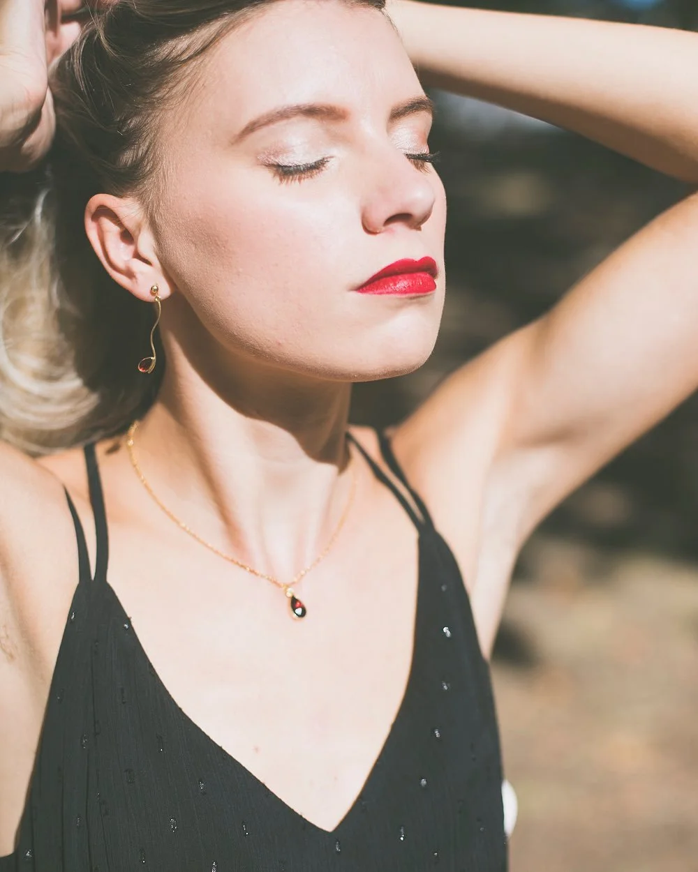 Connais tu le processus alchimique ?
- l&rsquo;&oelig;uvre au noir 
- l&rsquo;oeuvre au blanc 
- l&rsquo;oeuvre au rouge 

L&rsquo;alchimiste &agrave; chaque &eacute;tape de sa vie, va suivre le processus suivant : 
- pour le noir : mort et dissoluti