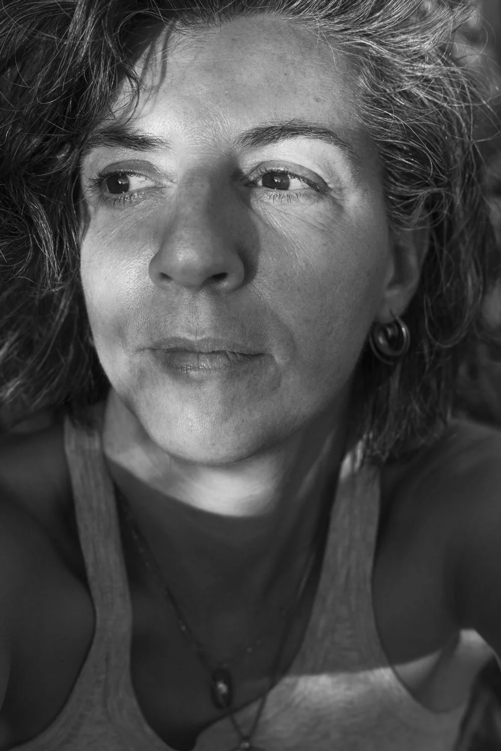 Autoportrait en noir et blanc de la photographe Cécile Cellerier, excellence et élégance