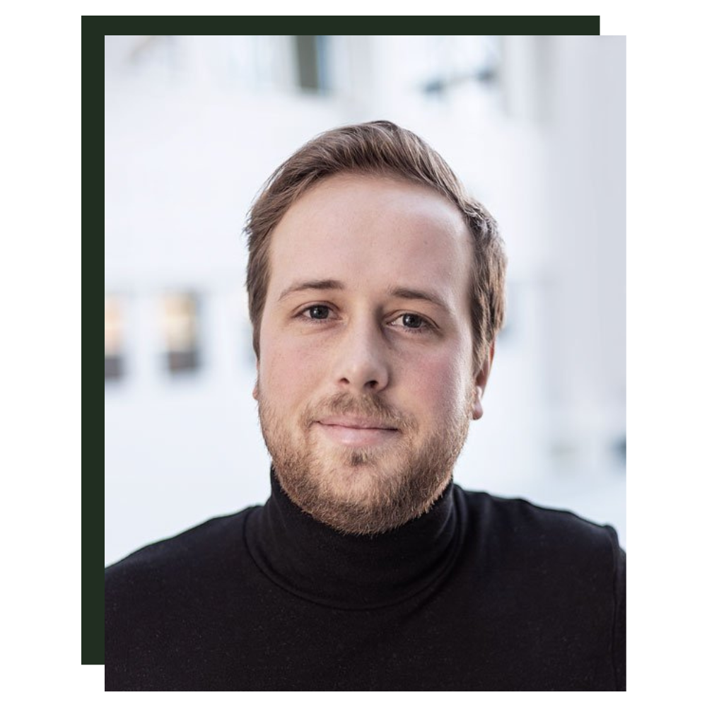 Portrett av en ung mann med skjegg, iført svart genser.