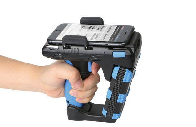 En person holder en Håndholdt RFID enhet