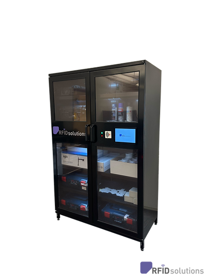 En glasskap med RFIDs løsninger, inneholder diverse elektroniske enheter og bokser. En skjerm er innebygd i skapet for interaksjon. Skapet har doble dører og står på et gulv.