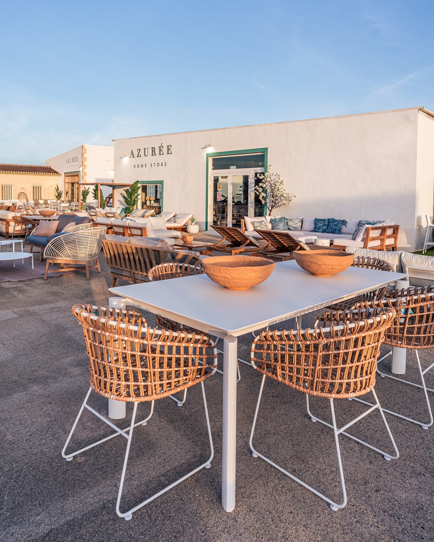 Are you ready to transform your outdoor spaces with Azuree Home Store J&aacute;vea? We are the furniture store in J&aacute;vea that offers a unique collection of earthy, natural and woody furniture that will make your home stand out.