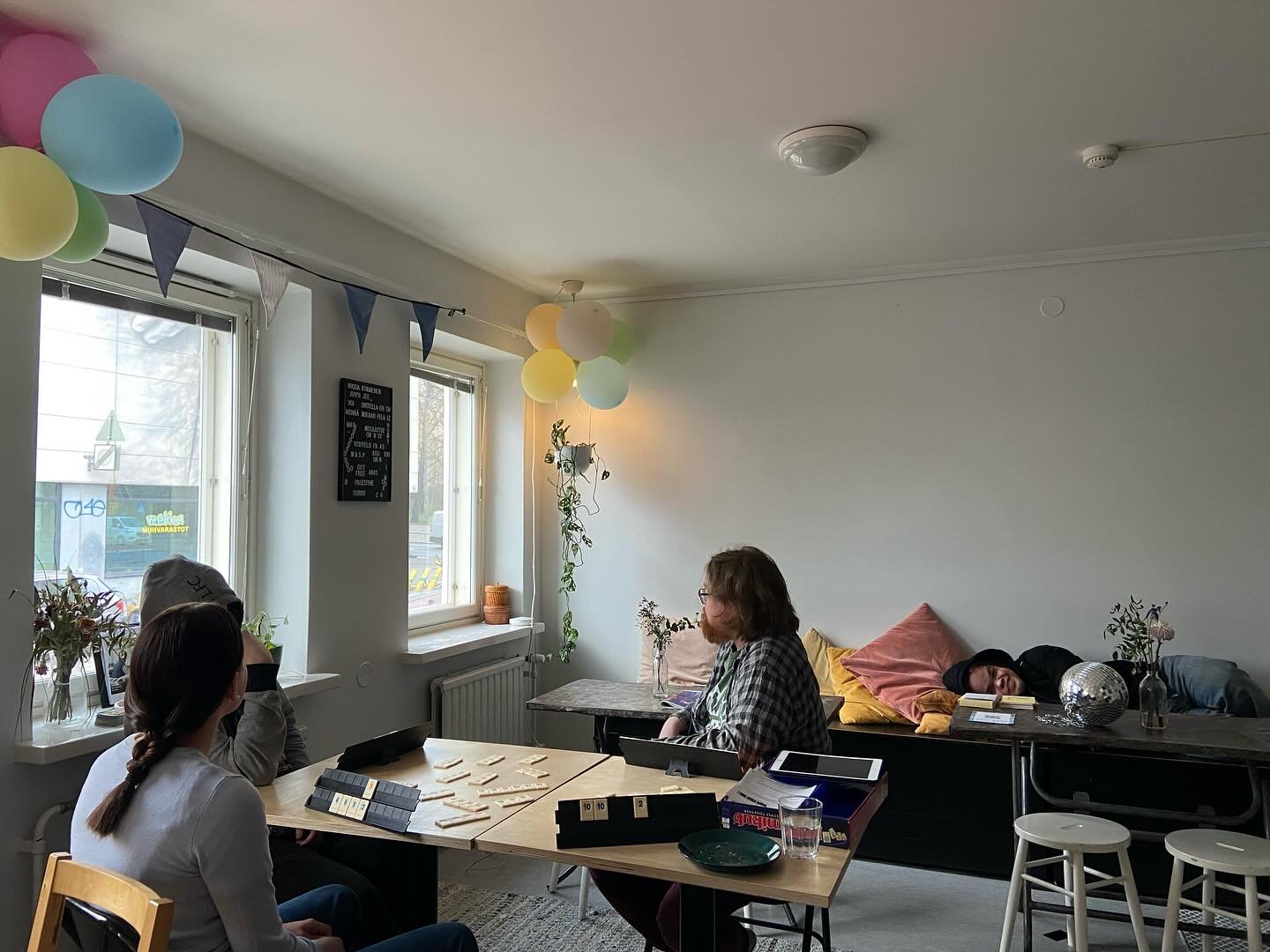 Semmonen ihan tavallinen, hyv&auml; tiistai.💛 Pelej&auml;, h&auml;vikkisafkaa, keskusteluja v&auml;h&auml;n kaikesta ja monta hyv&auml;&auml; tapaa olla osa yhteis&ouml;&auml;.🌼

#el&auml;m&auml;&auml;kaupunkiolohuoneessa #kohtausvallila