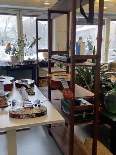 P&auml;ivi&auml; p&auml;ivi&auml; t&auml;&auml;lt&auml; huonekalukasojen keskelt&auml;. Kohtaukset j&auml;&auml;v&auml;t t&auml;n&auml;&auml;n kahden viikon huoltotauolle, k&auml;&auml;k. T&auml;m&auml;n aikana t&auml;&auml;ll&auml; muunmuuassa:

-su