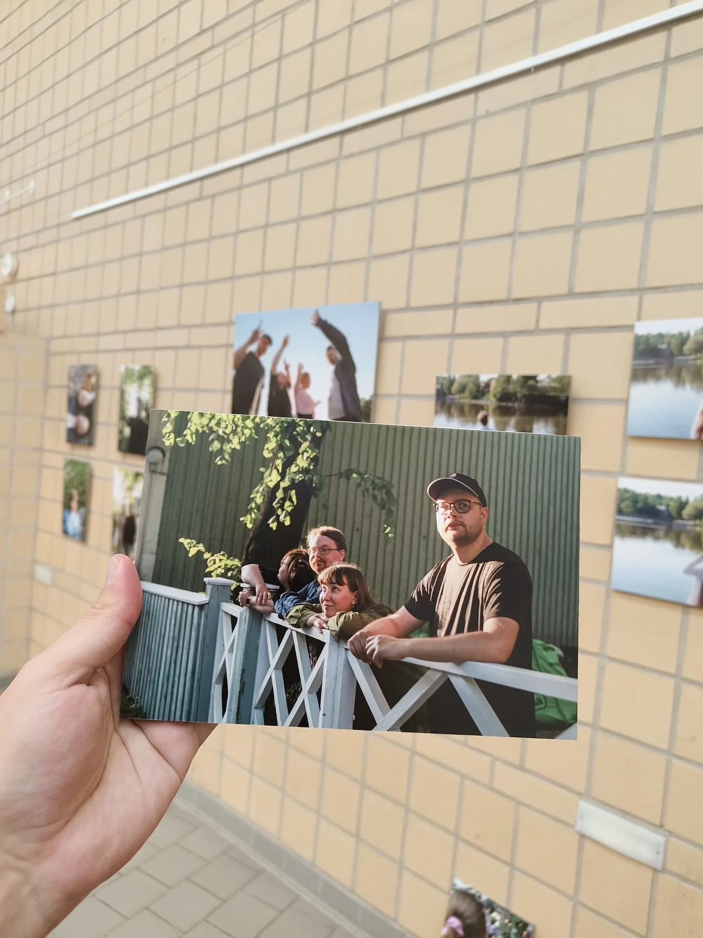 Pois leikatut -valokuvan&auml;yttelyn rakentelua tiistaina 7.10. @malmitalohelsinki 

N&auml;yttely koettavissa 8.10.-8.11.2025 Malmitalon p&auml;&auml;aulassa 🫶🏼