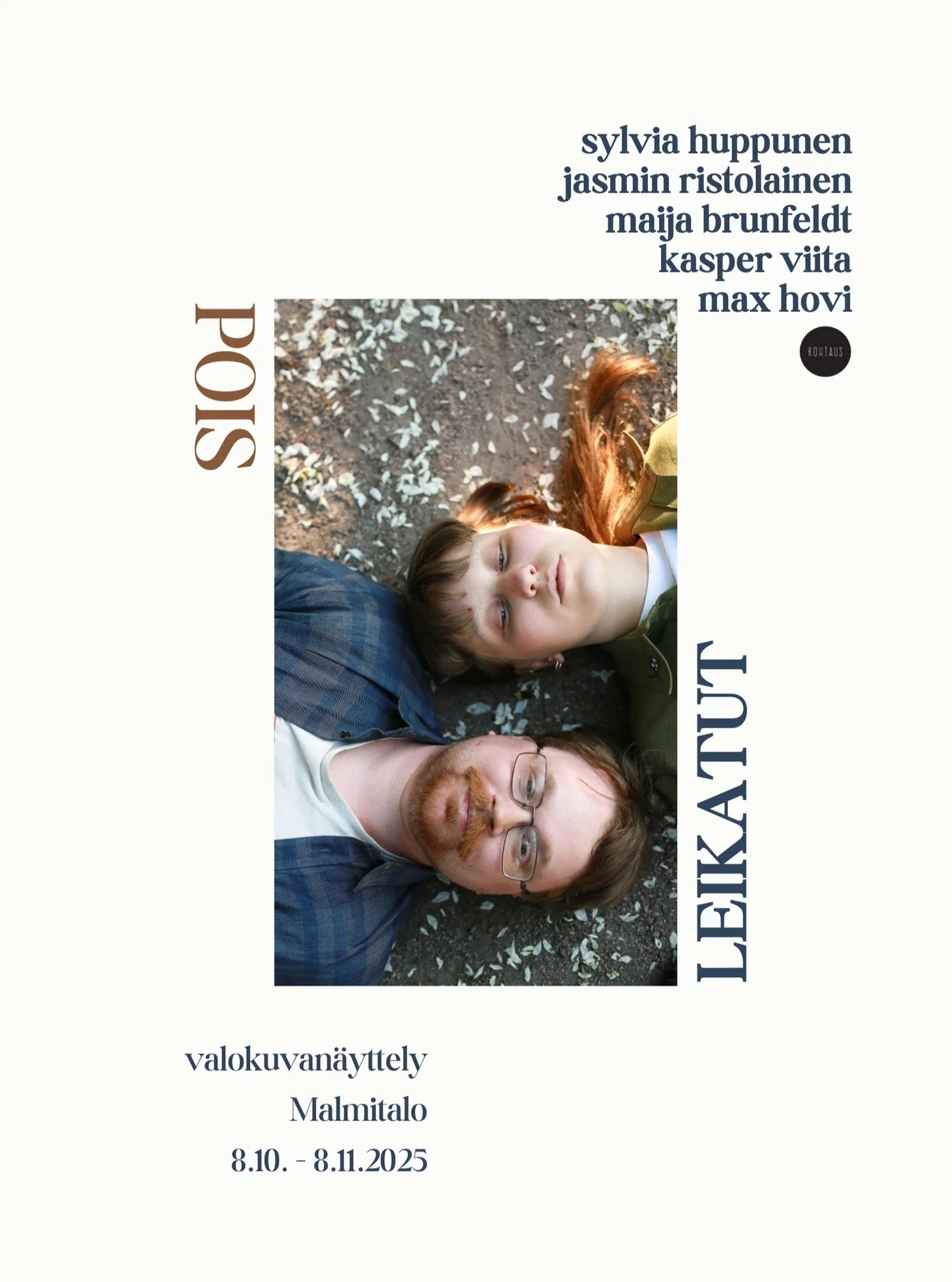 Se mik&auml; j&auml;&auml; piiloon, ei katoa.

Poliittiset p&auml;&auml;t&ouml;kset tehd&auml;&auml;n usein kaukana arjesta, ja niiden vaikutukset j&auml;&auml;v&auml;t kylmien numeroiden taakse. T&auml;m&auml;n n&auml;yttelyn kuvat ja tarinat avaav