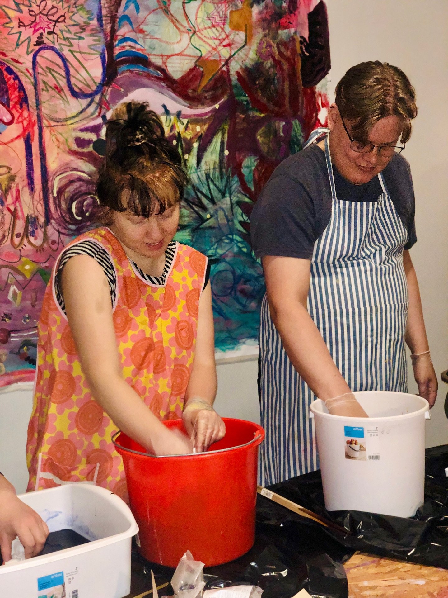 Vau ja huh huh! Viime torstain solmubatiikkipajassa syntyi upean uniikkeja tekstiililuomuksia😍 N&auml;it&auml; kattellessa meinaa syksyn pimeyskin painua unholaan.

V&auml;rikyll&auml;inen kiitos kaikille mukana puuhanneille, ja erityiskiitos @purew